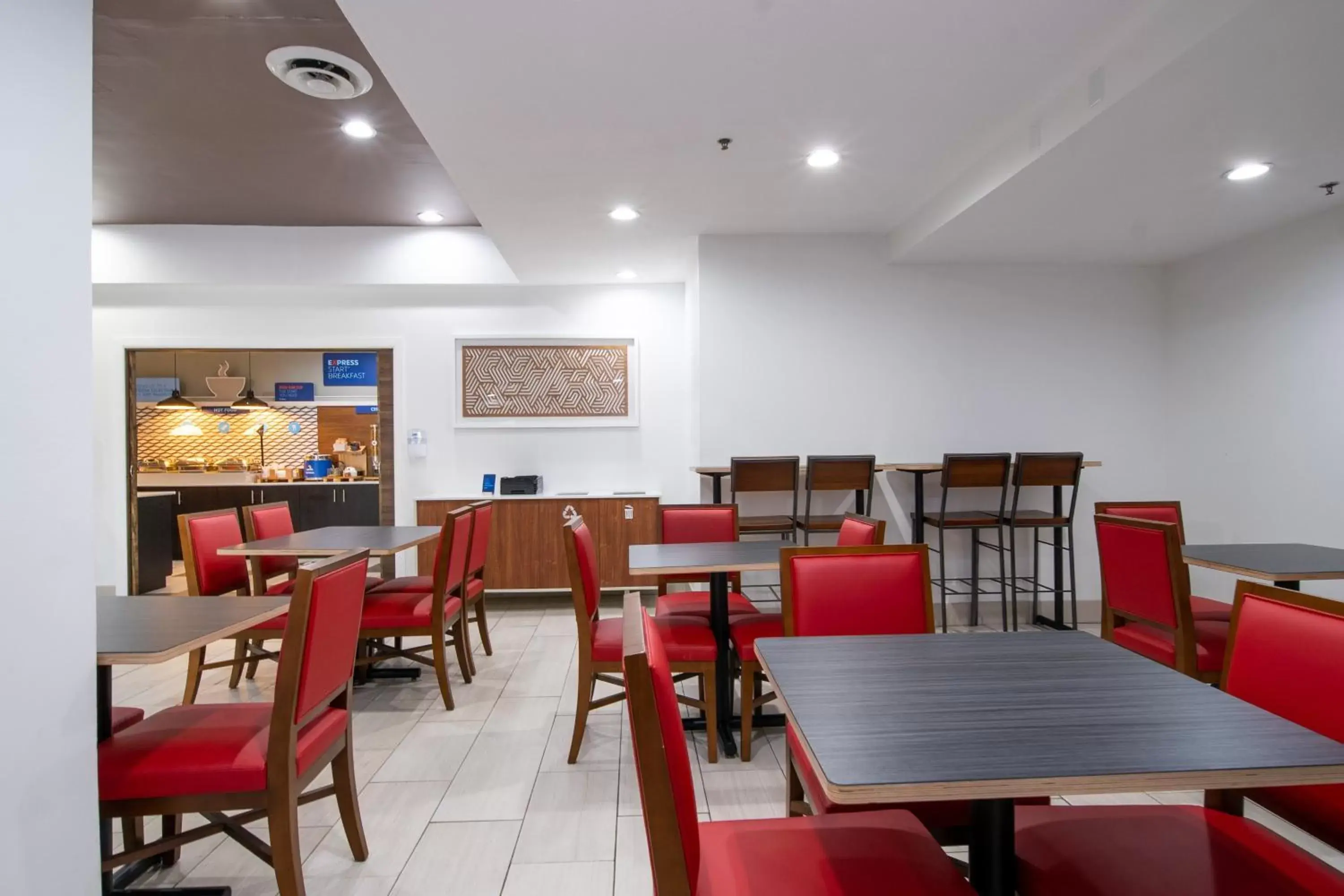 Breakfast, Restaurant/Places to Eat in Holiday Inn Express Hotel & Suites Bedford, an IHG Hotel
