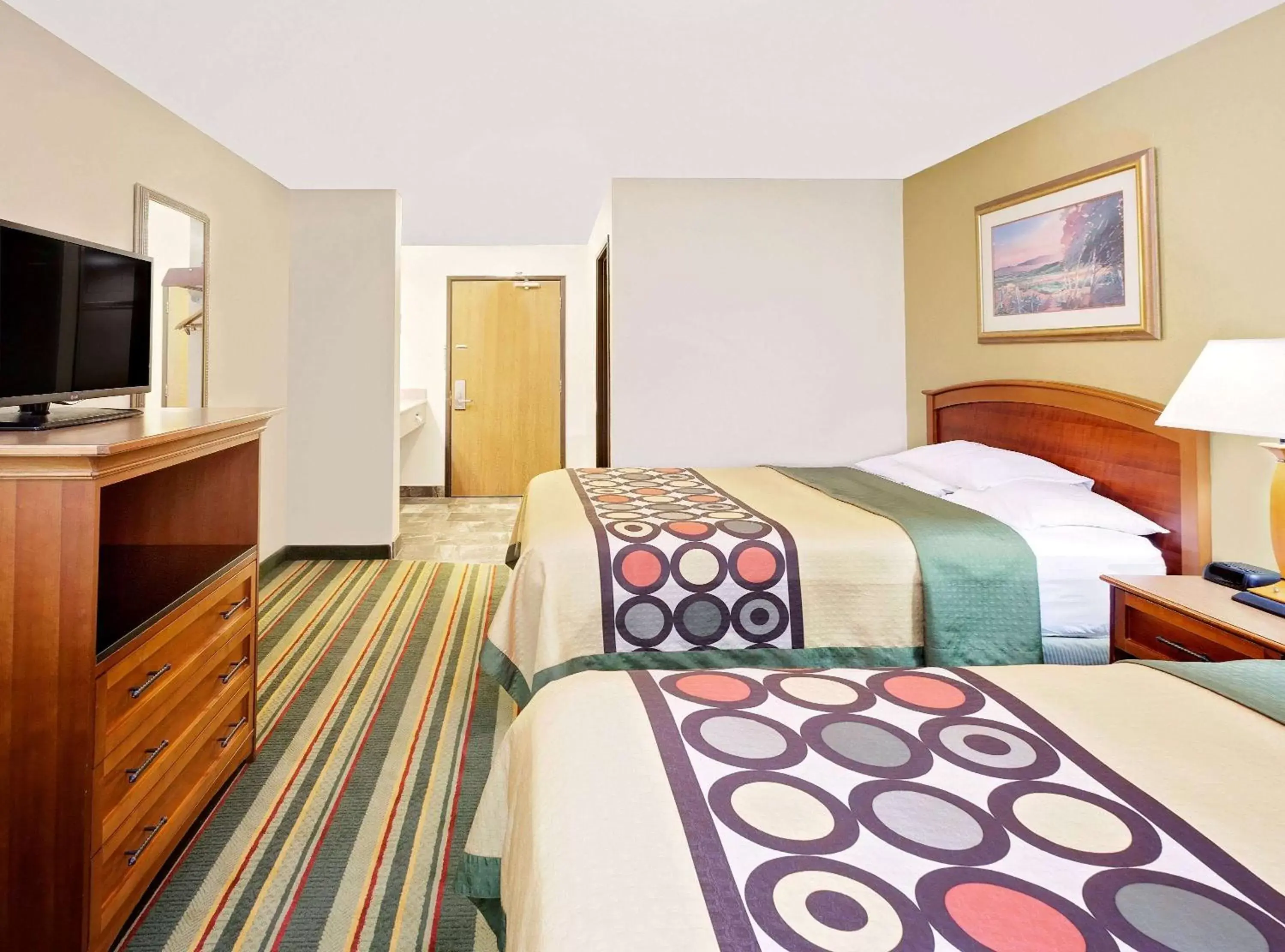 Photo of the whole room, Bed in Super 8 by Wyndham Mt. Pleasant