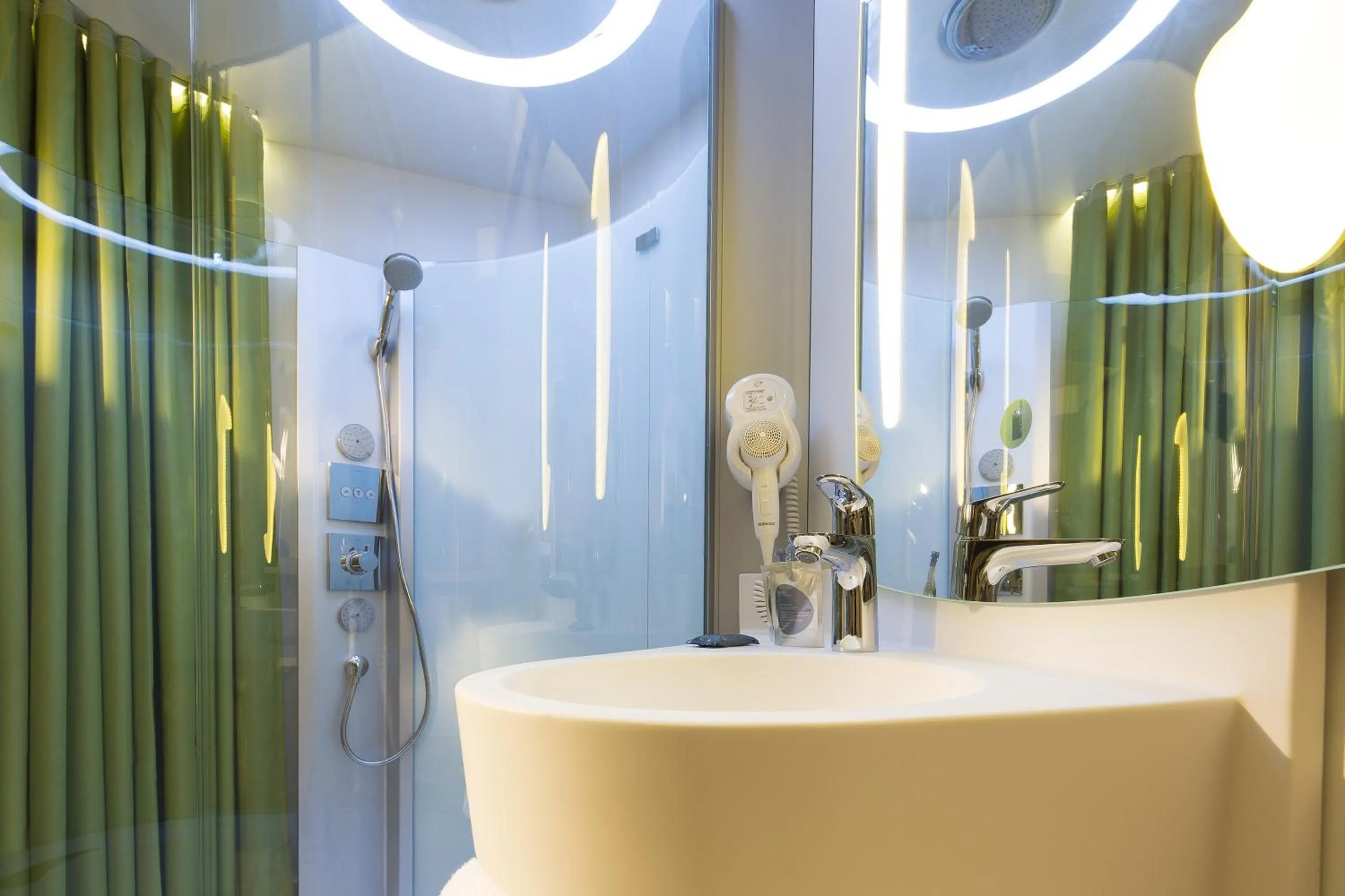 Shower in Nomad Hotel le Havre Centre Gare