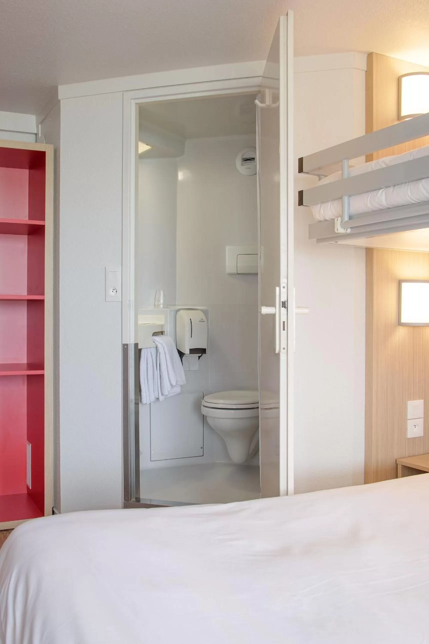 Toilet, Bed in Premiere Classe Nantes Est St Sebastien Sur Loire