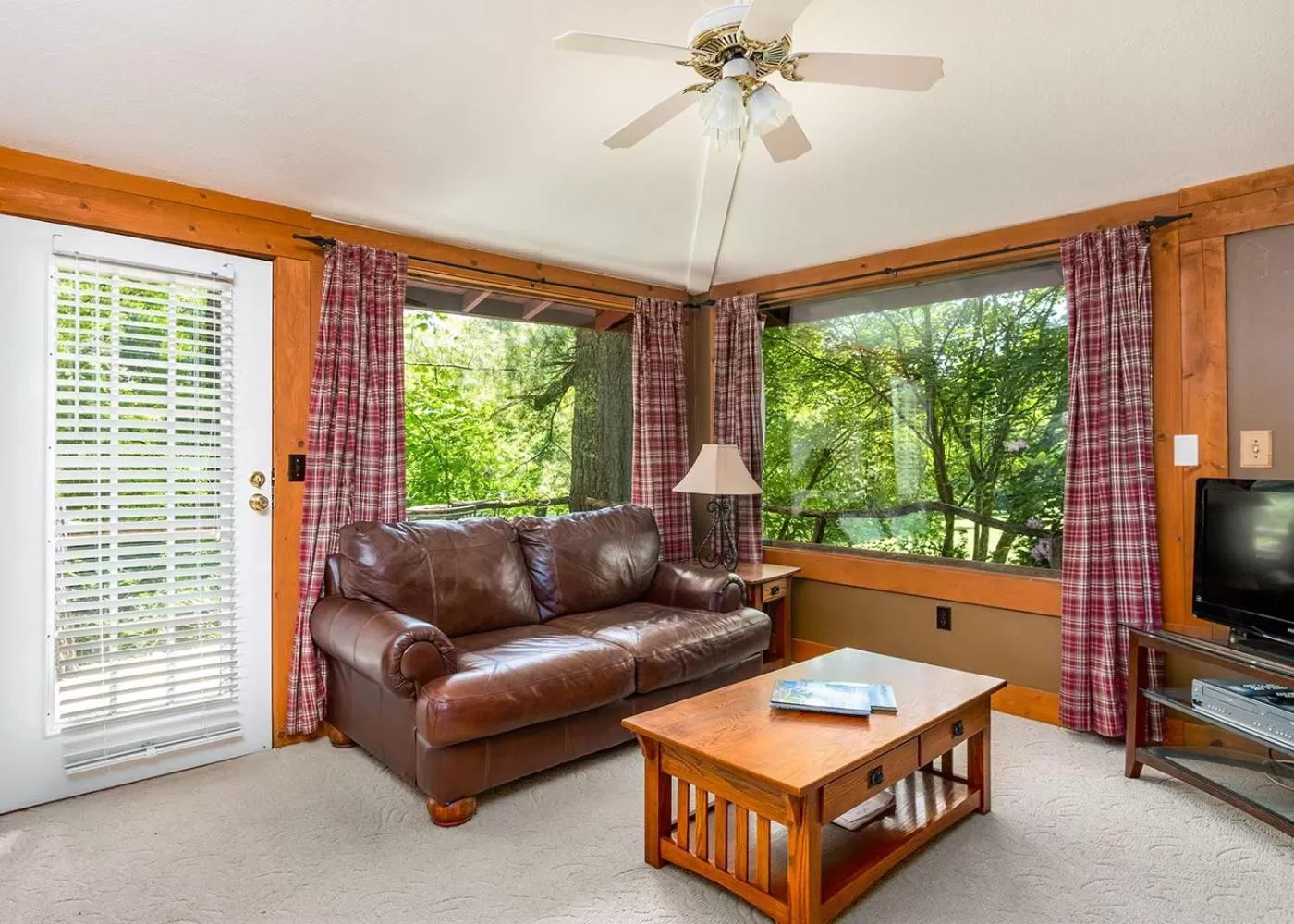 Living room in Highland Lake Inn & Resort - Flat Rock