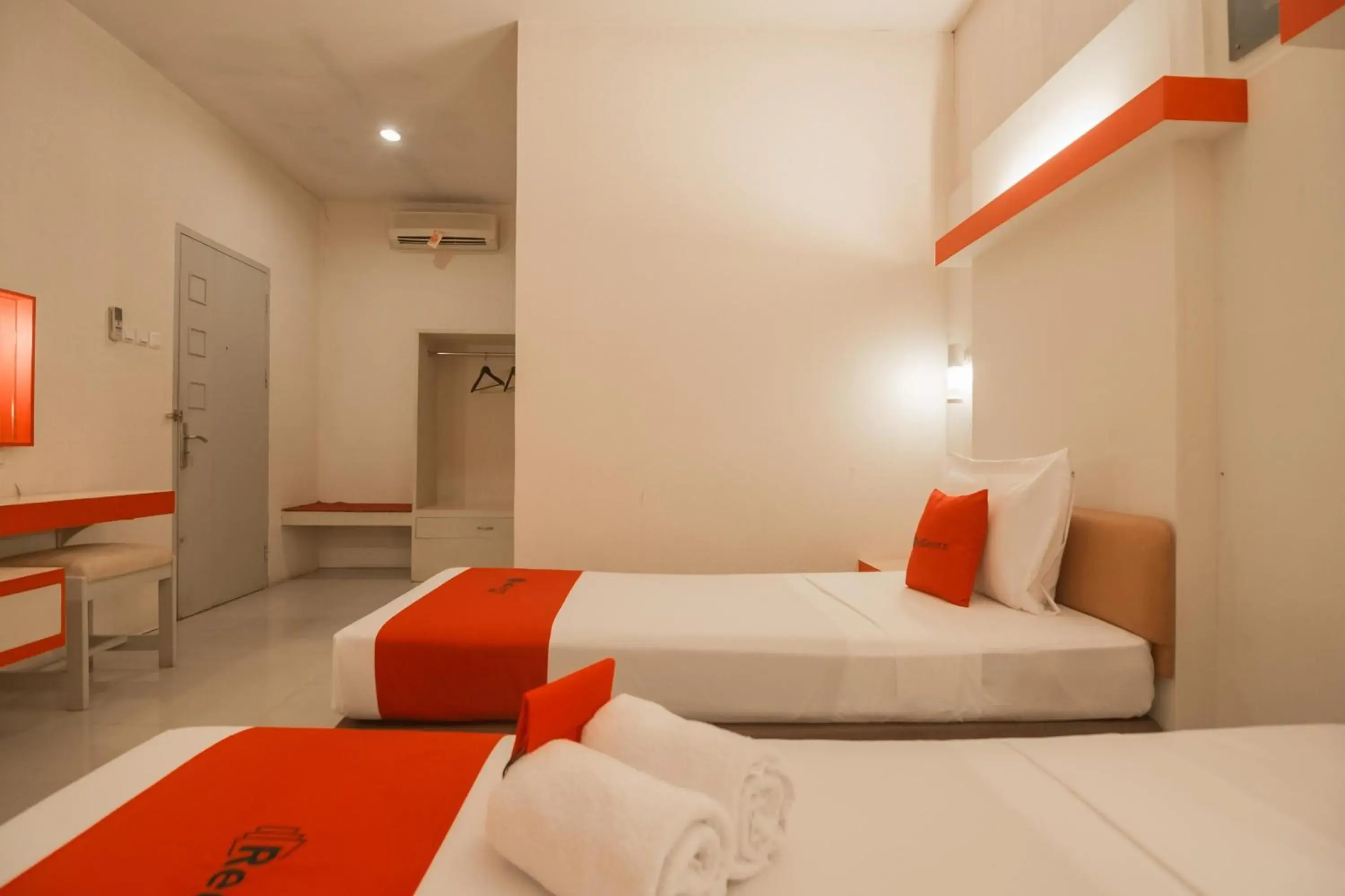 Bedroom, Bed in RedDoorz Plus near Kampung Gajah 3