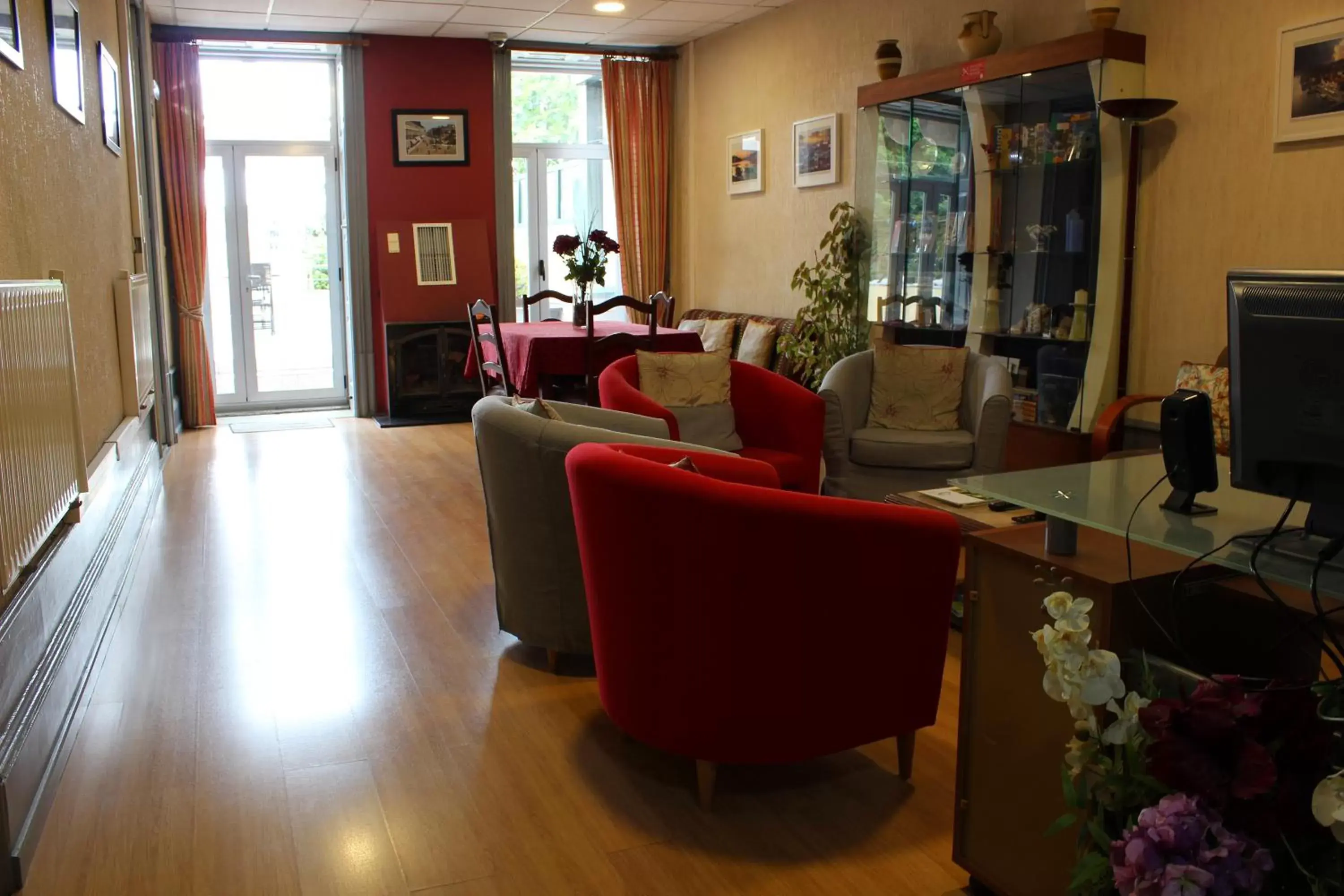 Communal lounge/ TV room, Seating Area in Hotel Estoril Porto