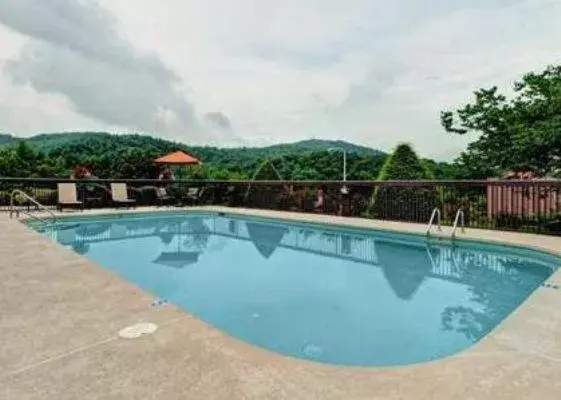 Swimming Pool in Cherokee Inn