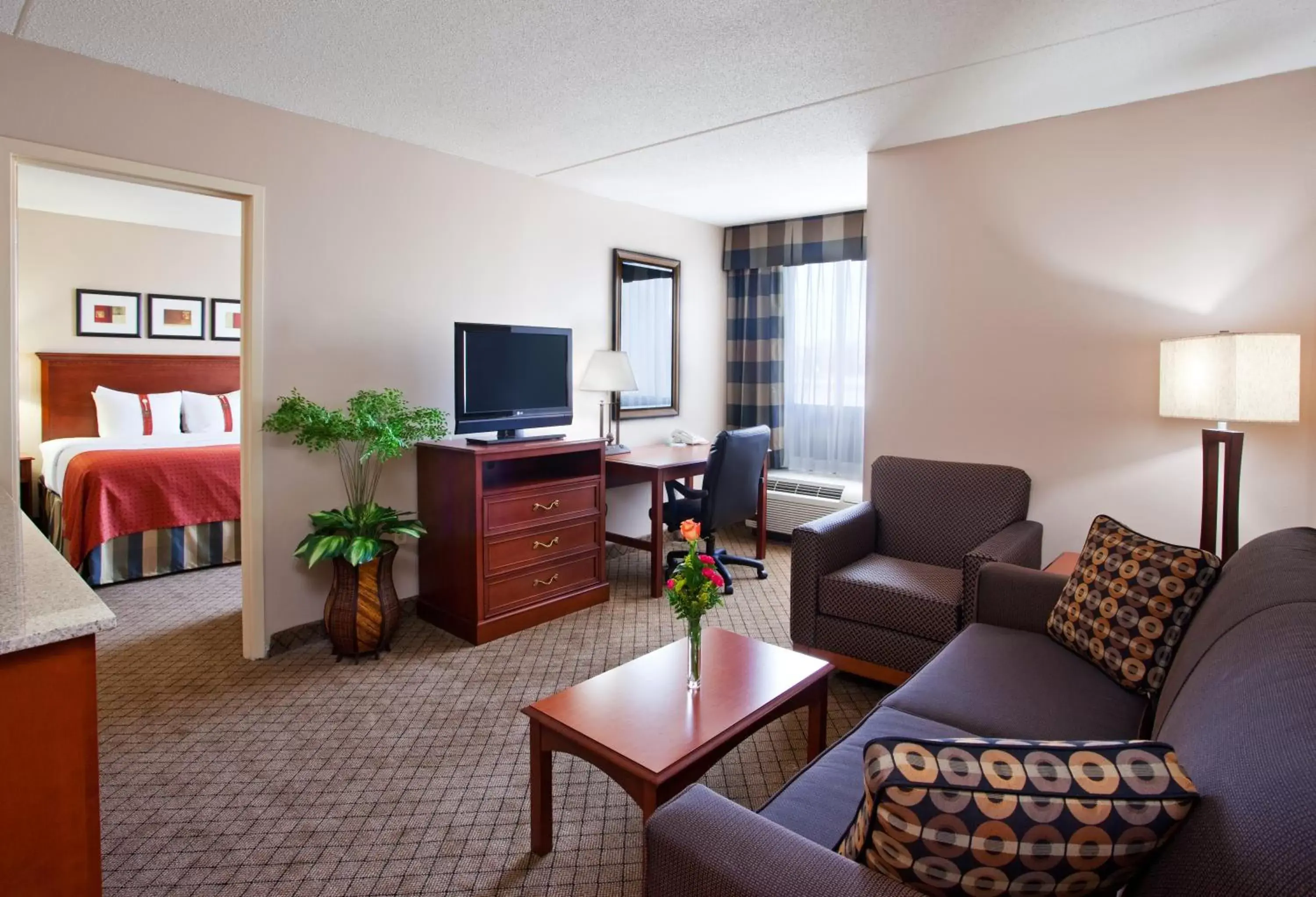Living room, Seating Area in Holiday Inn Cincinnati-Eastgate, an IHG Hotel