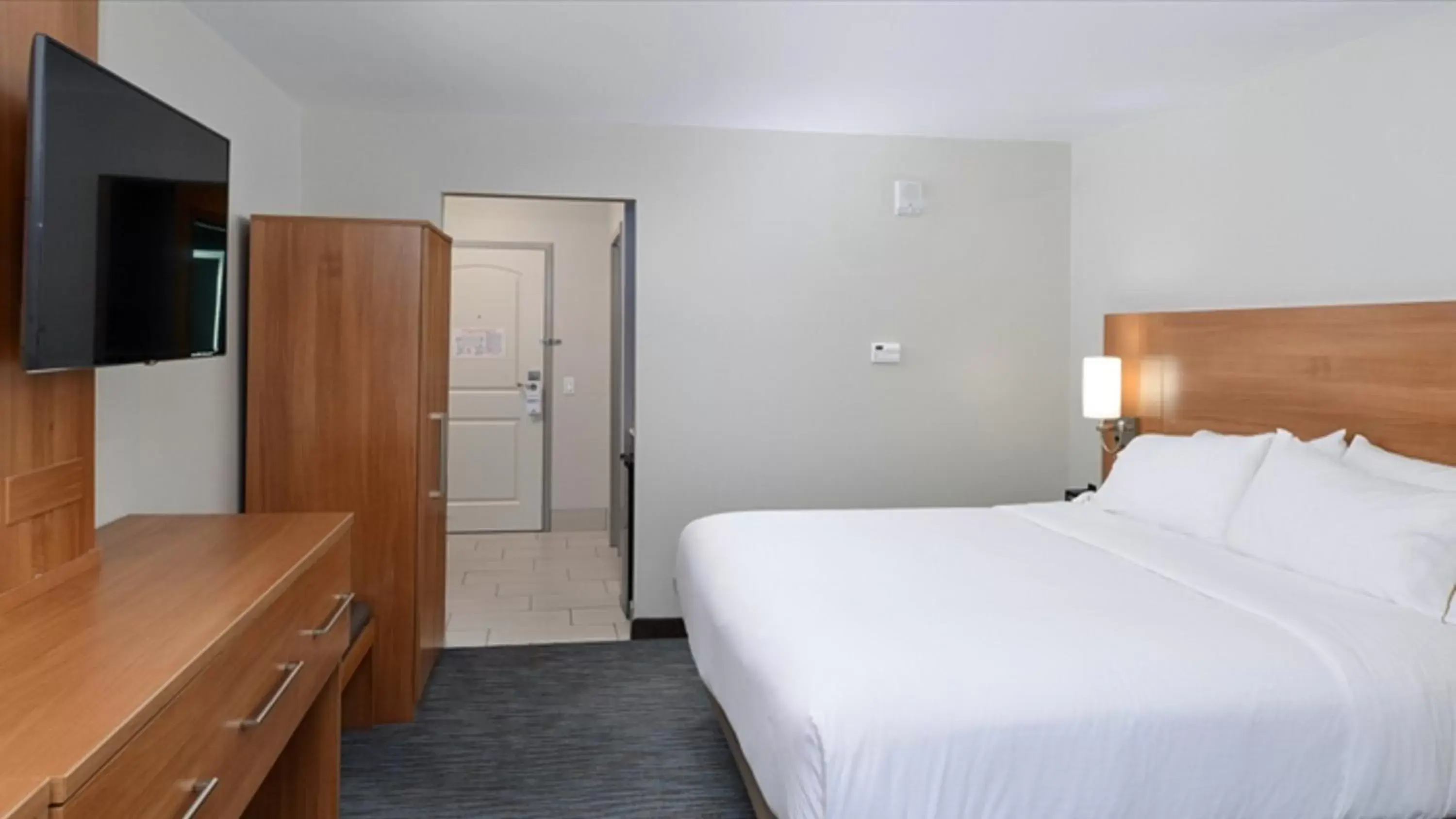 Bed in Holiday Inn Express & Suites Lexington Midtown - I-75, an IHG Hotel