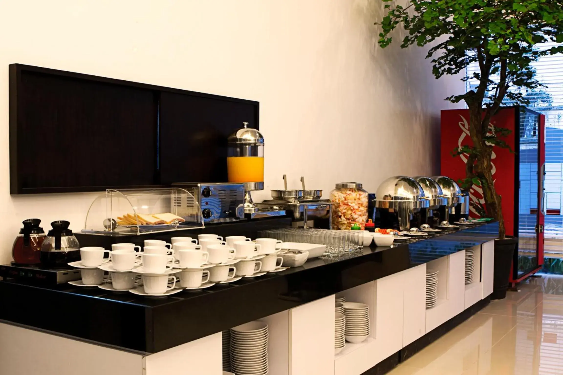 Breakfast, Kitchen/Kitchenette in Amaris Hotel Cihampelas