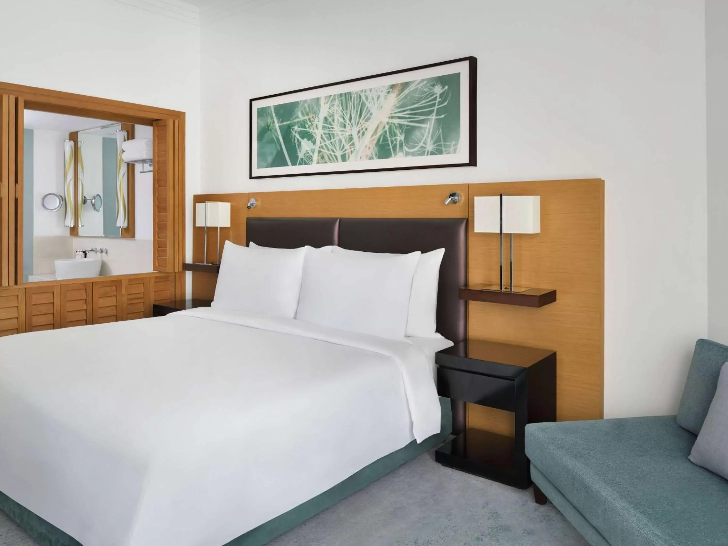 Bedroom, Bed in Mövenpick Hotel Jumeirah Beach