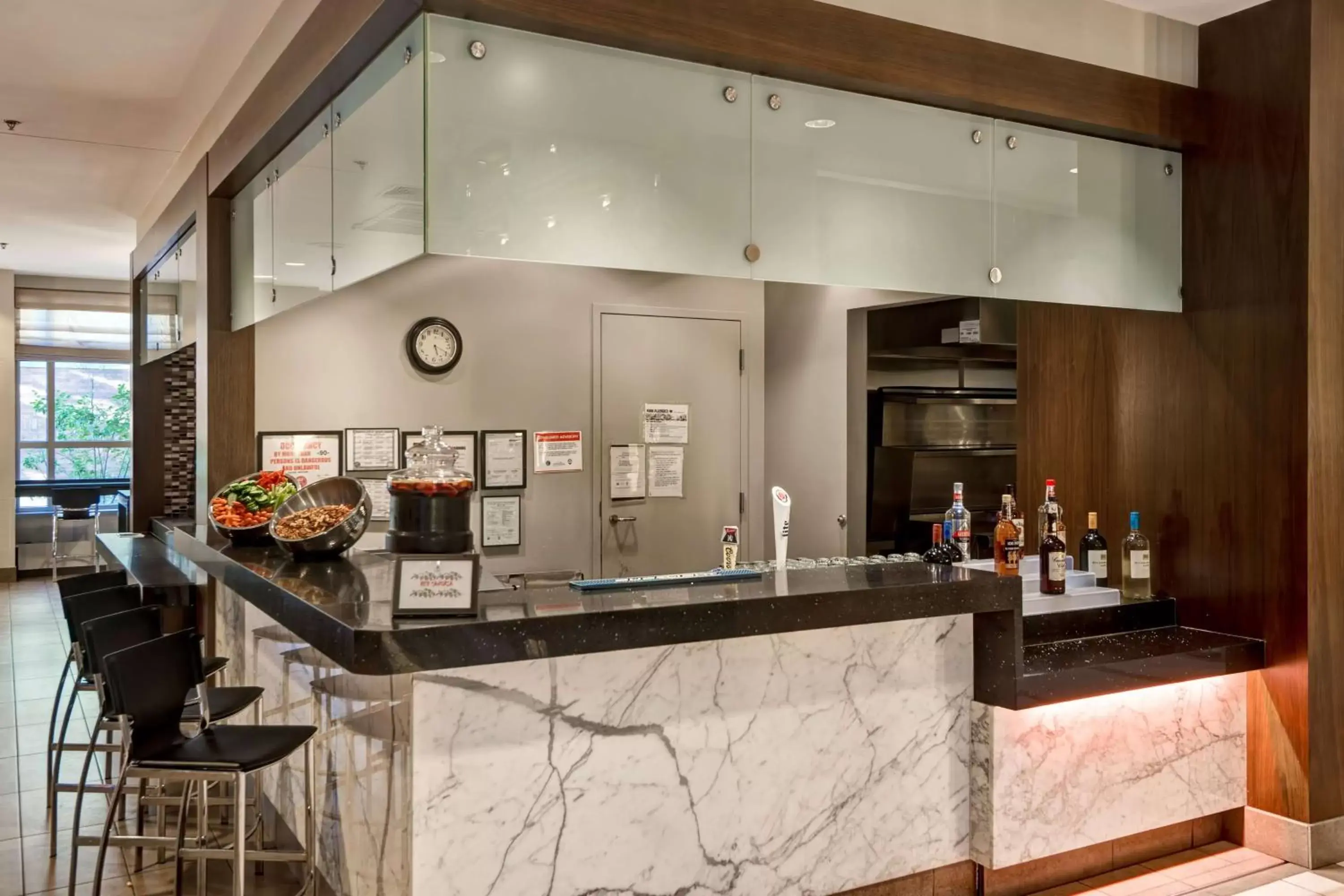 Lounge or bar, Kitchen/Kitchenette in Embassy Suites Chicago - Downtown River North