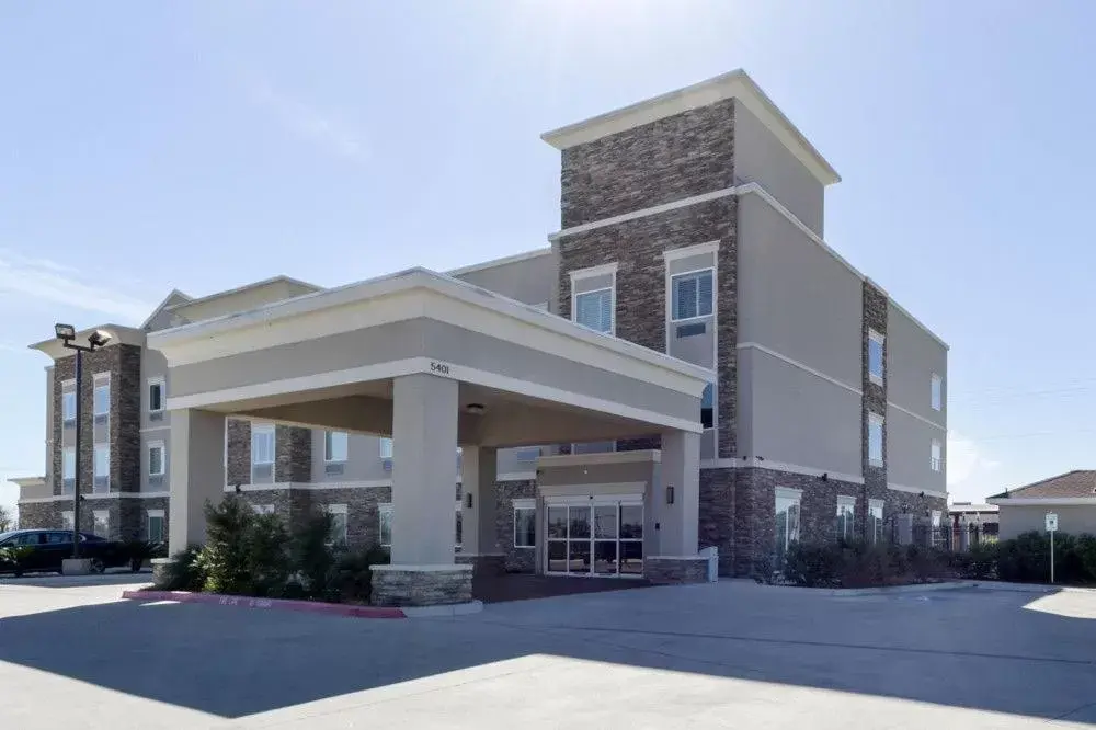Property Building in Quality Inn & Suites Victoria East