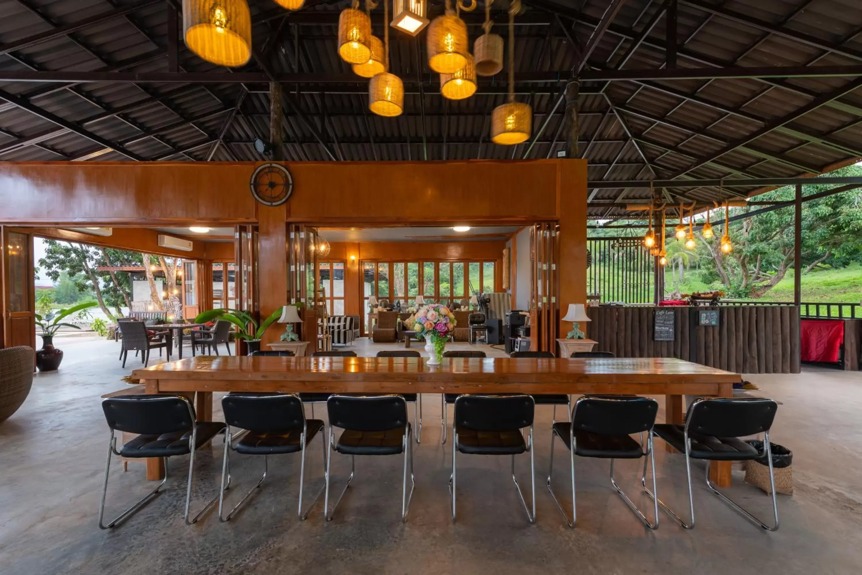 Restaurant/places to eat, Lounge/Bar in Doi Inthanon Riverside resort