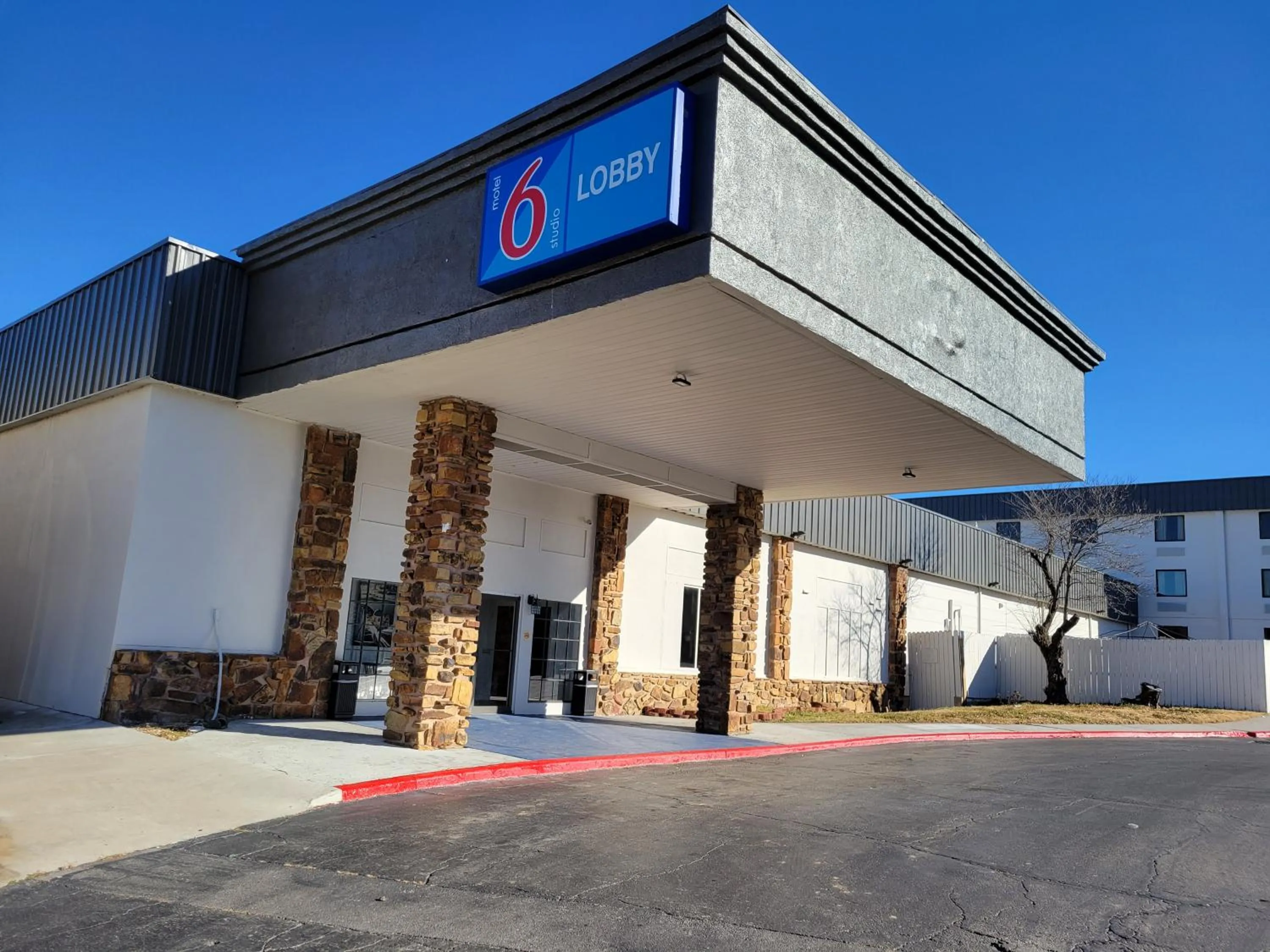 Property building in Motel 6 - Bartlesville, OK