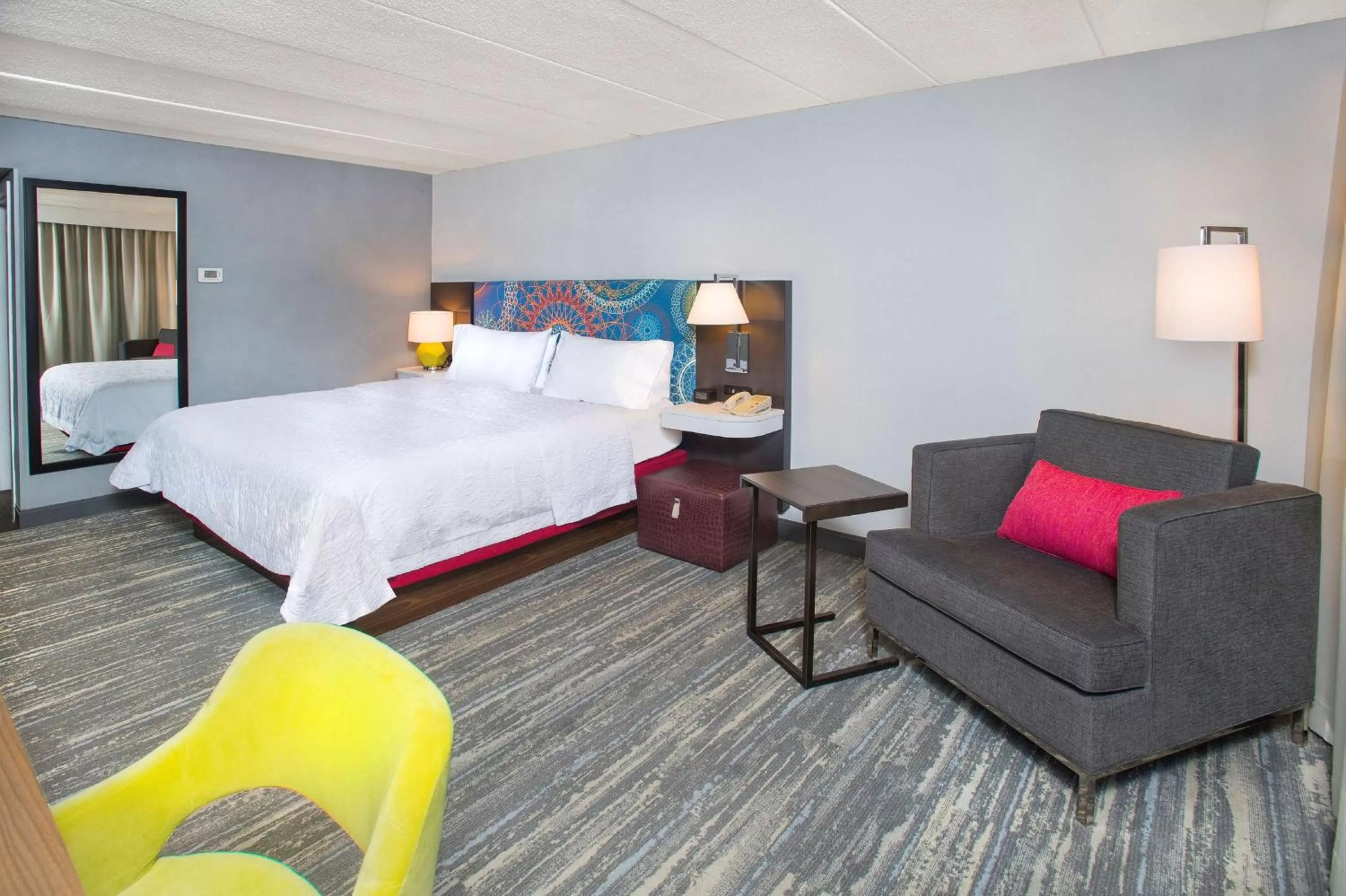 Living room, Bed in Hampton Inn & Suites Annapolis