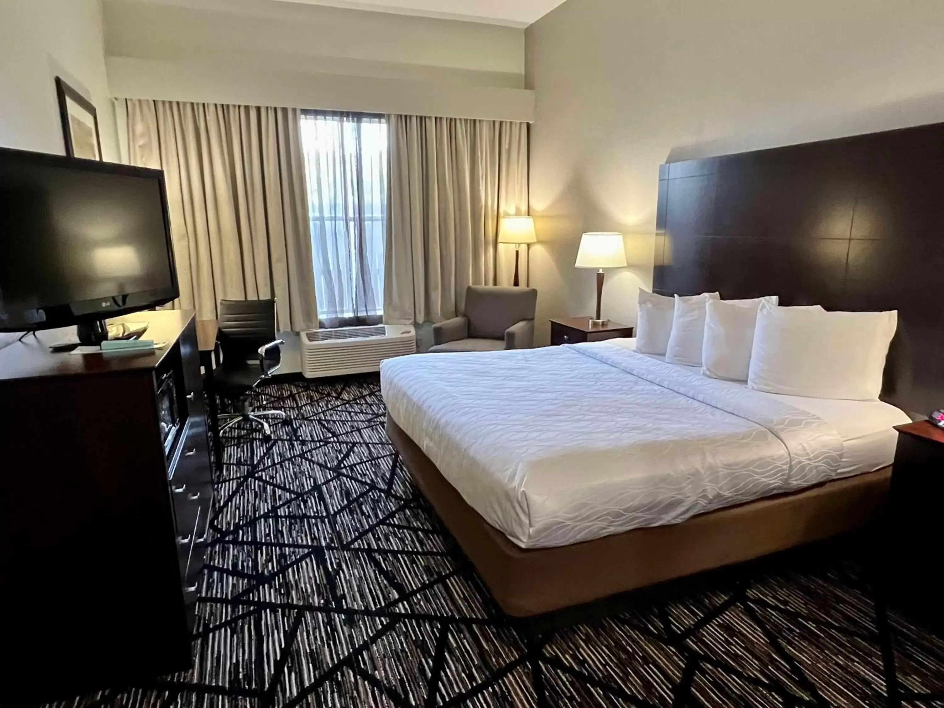 Bedroom, Bed in Best Western PLUS Hobby Airport Inn and Suites