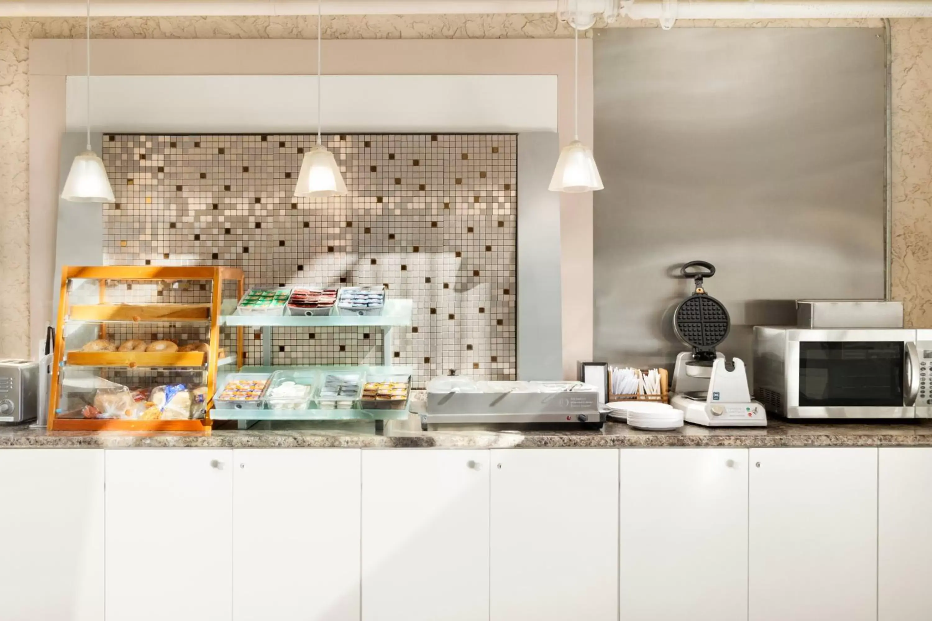 Breakfast, Kitchen/Kitchenette in Days Inn by Wyndham Lethbridge