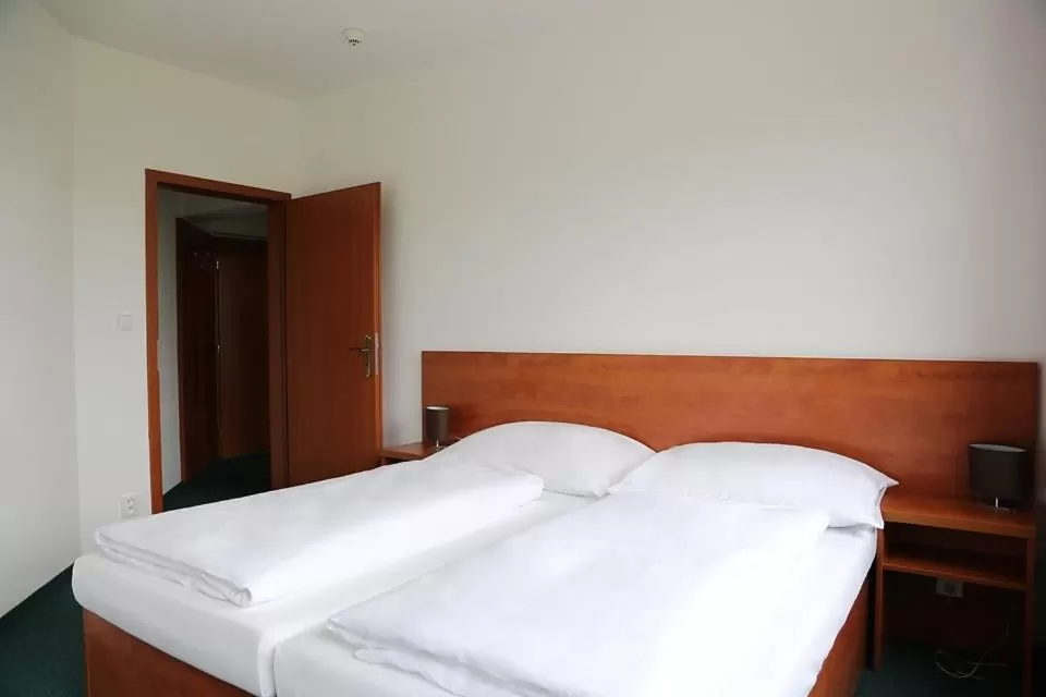 Bedroom, Bed in Sporthotel Hostivice