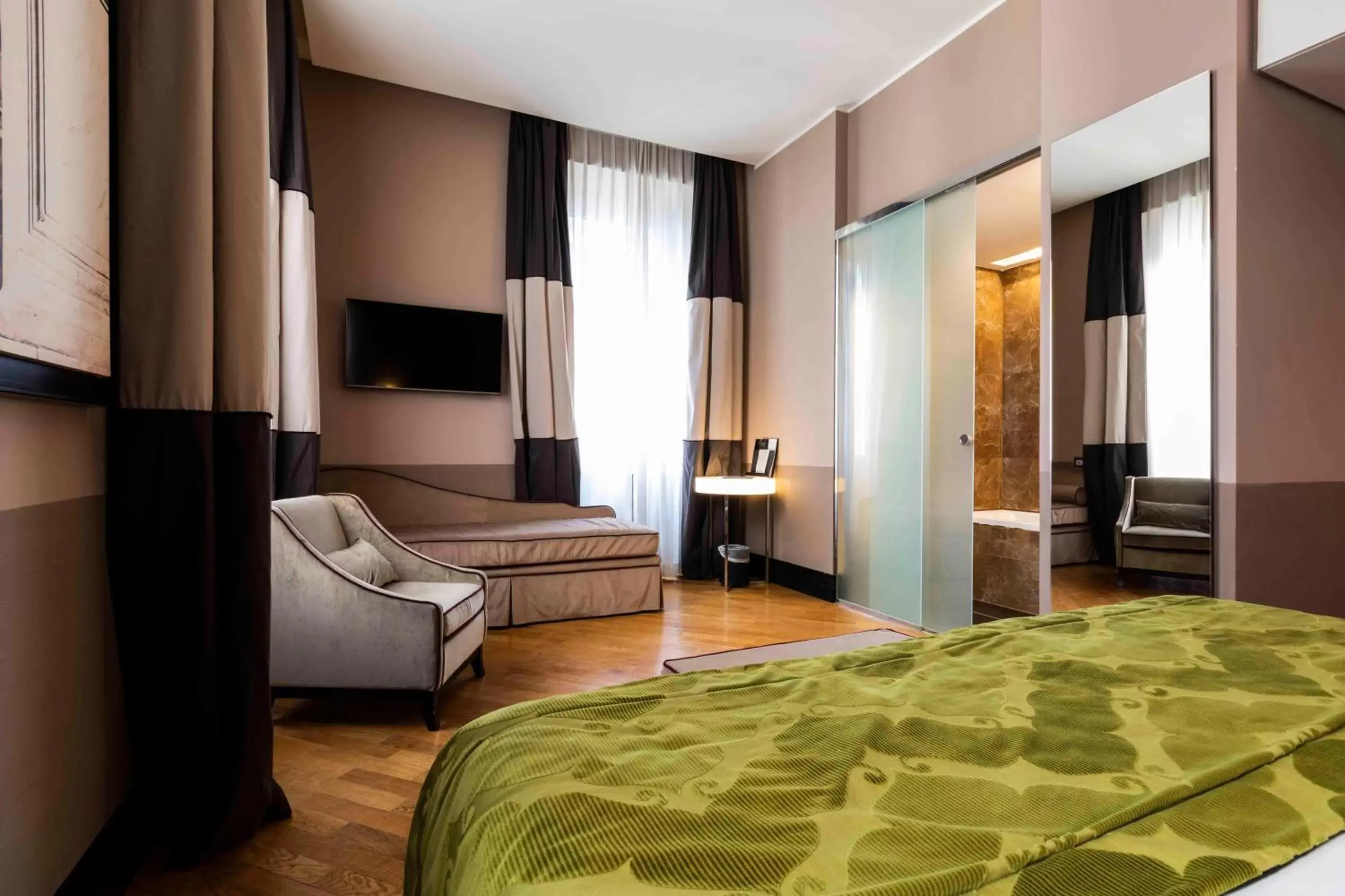 Bed, TV/Entertainment Center in Rome Times Hotel