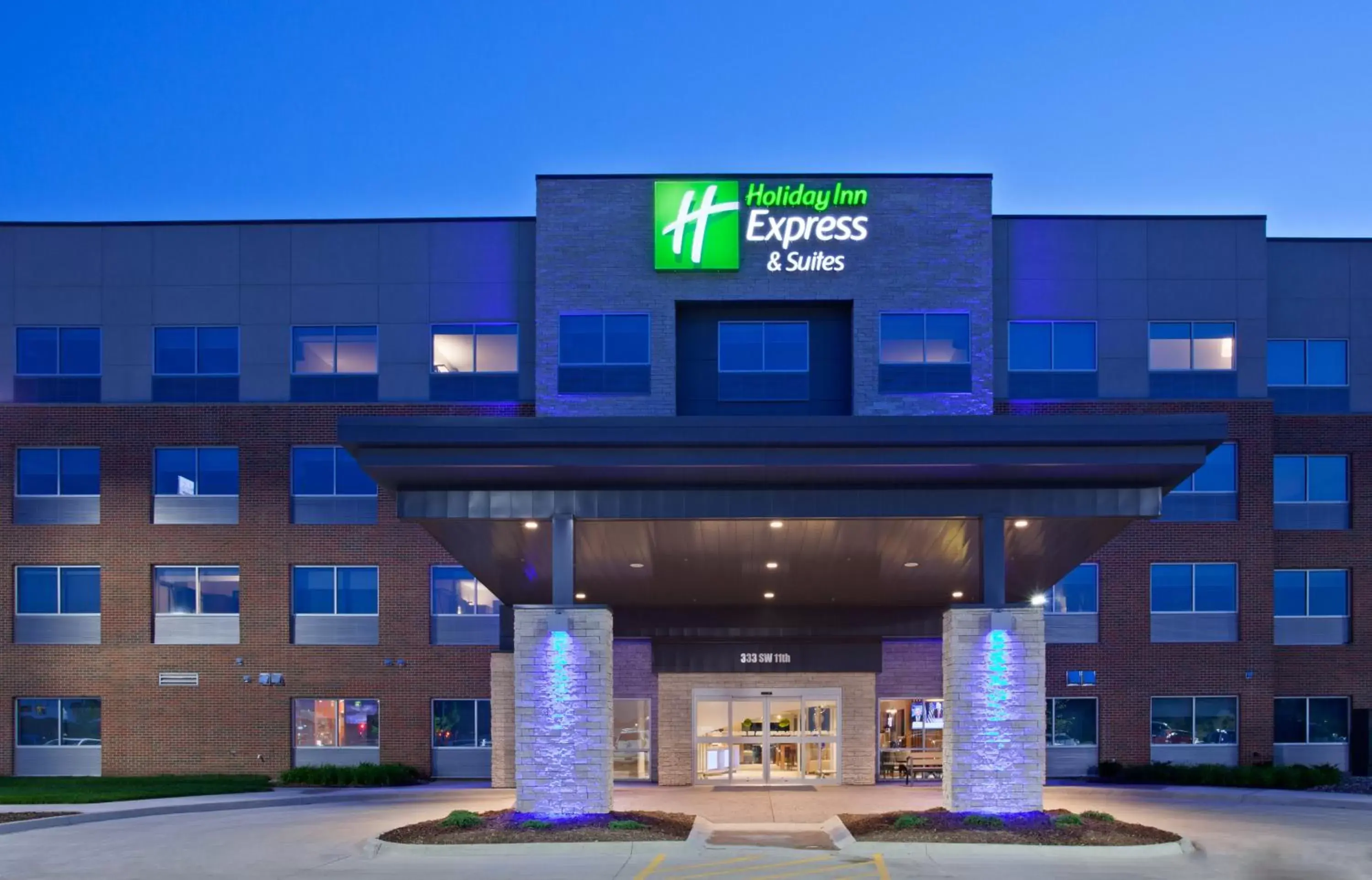 Property Building in Holiday Inn Express and Suites Des Moines Downtown, an IHG Hotel