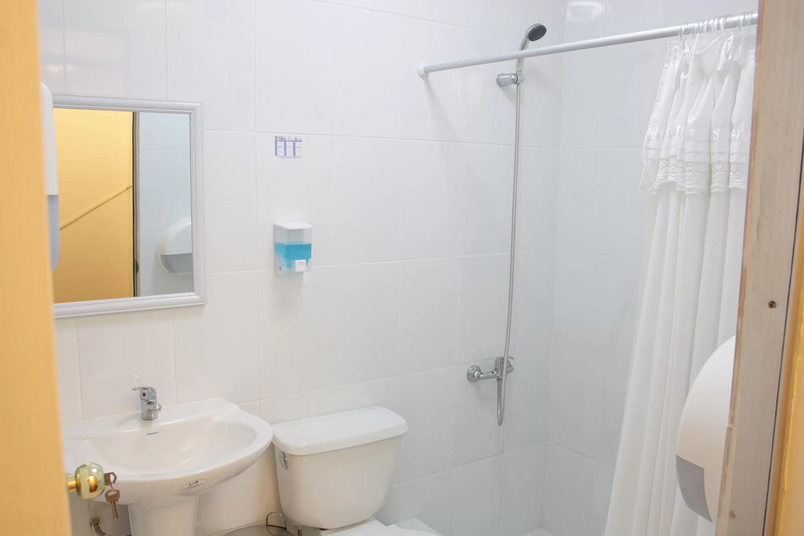 Standard Twin Room with Shared Bathroom - single occupancy in Hotel Velero Express