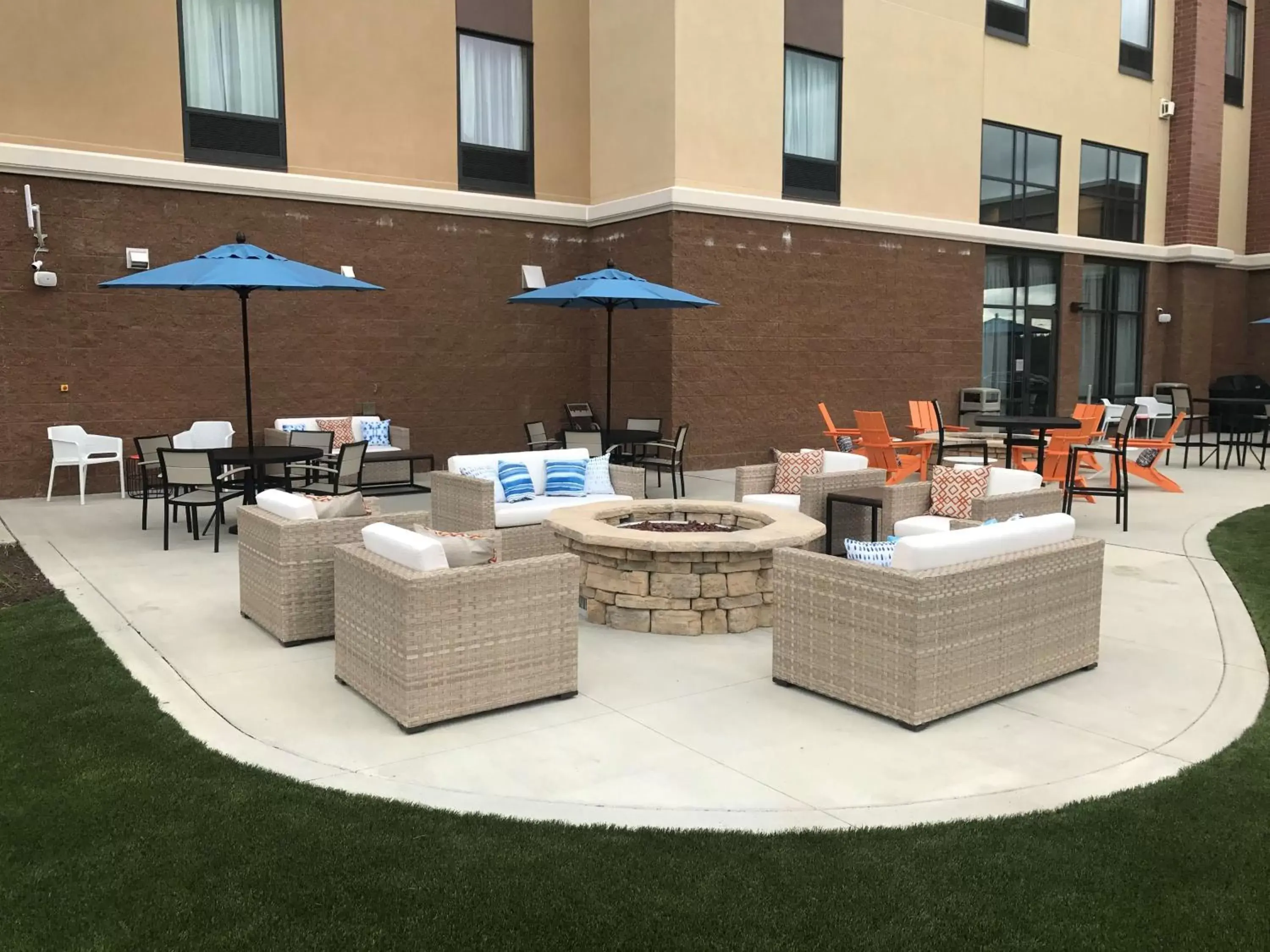 Patio in Hampton Inn & Suites Morgantown / University Town Centre