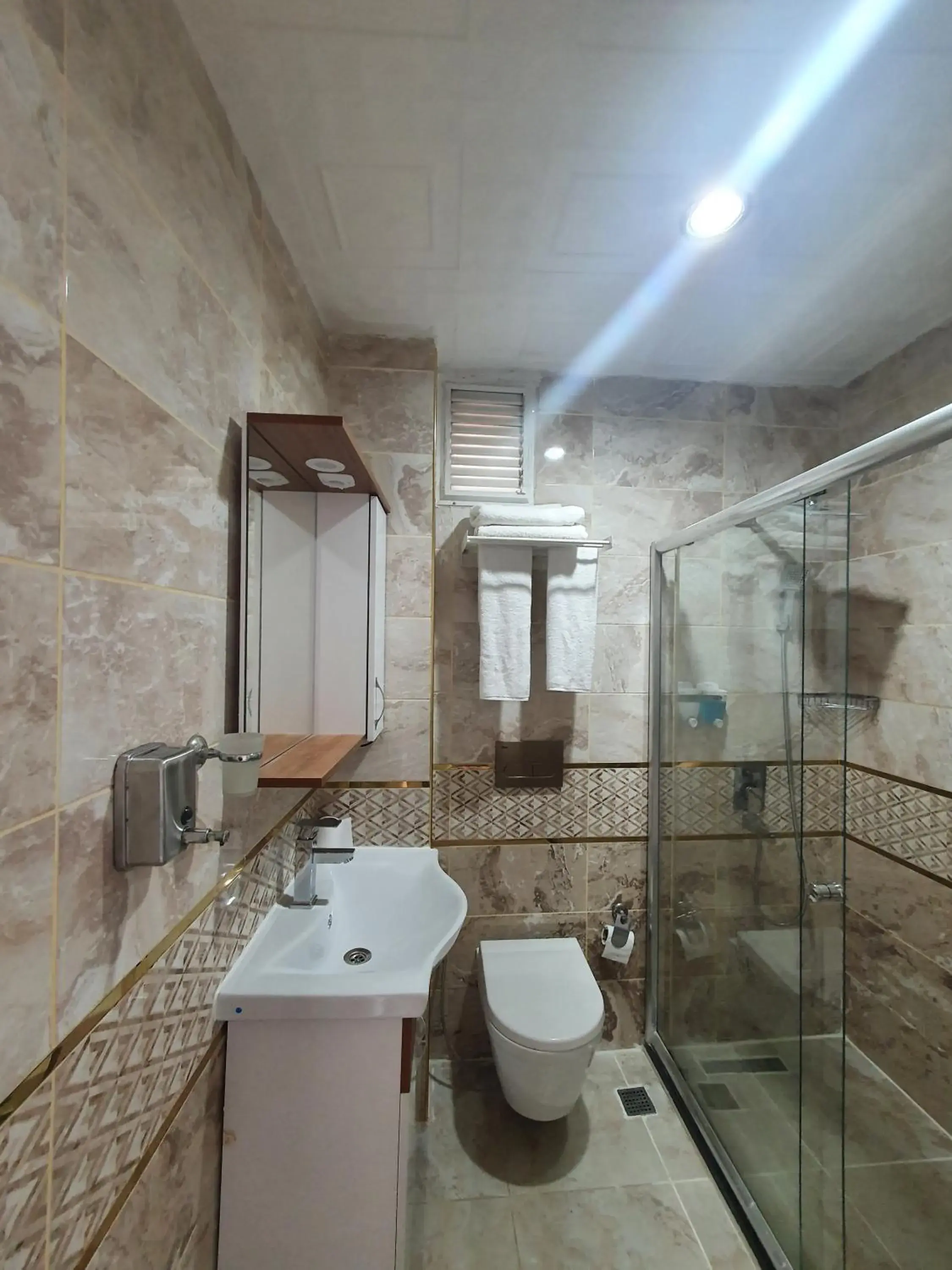 Shower, Bathroom in Lemon Residence