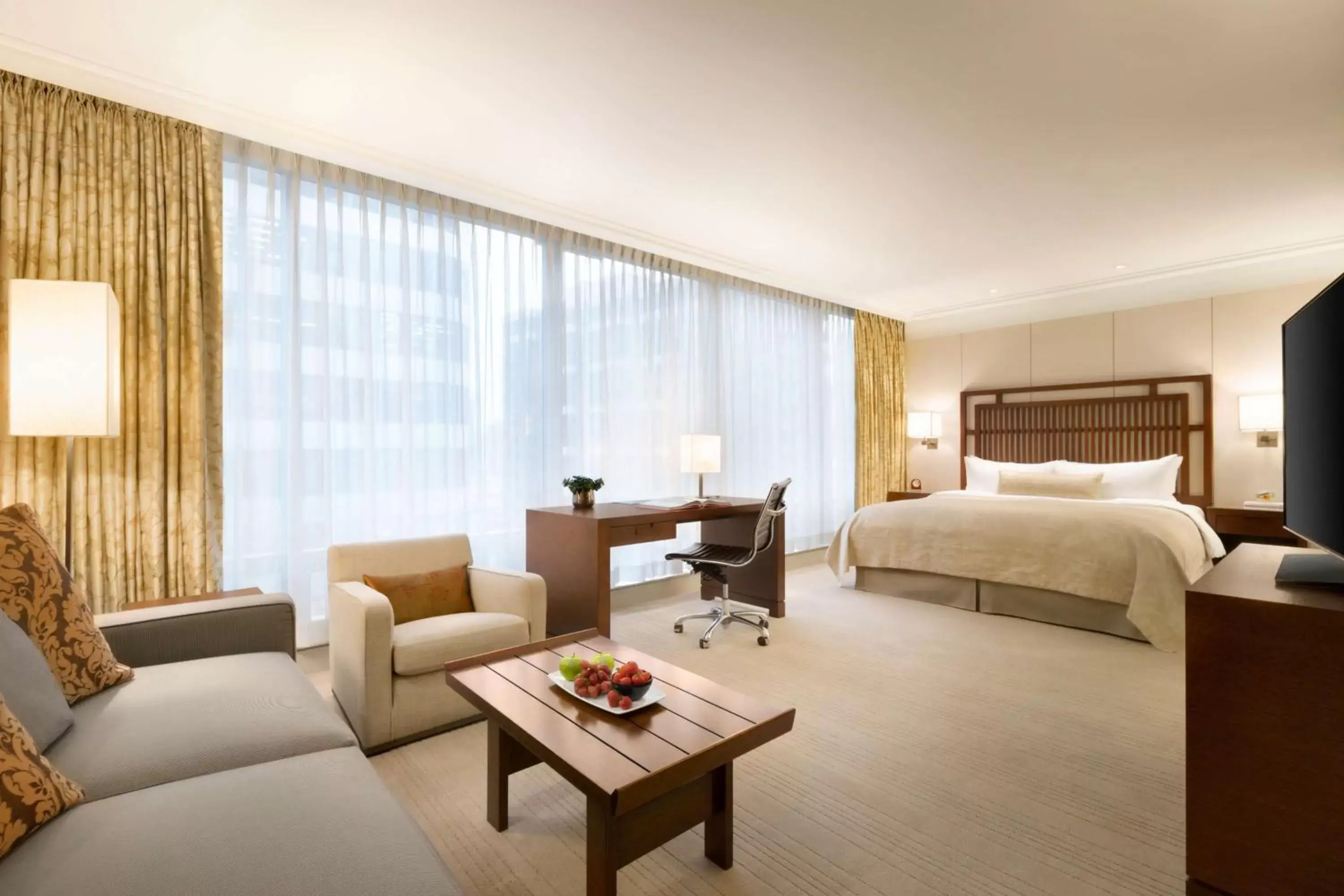 TV and multimedia, Bed in Shangri-La Vancouver TV and multimedia, Bed in Shangri-La Vancouver