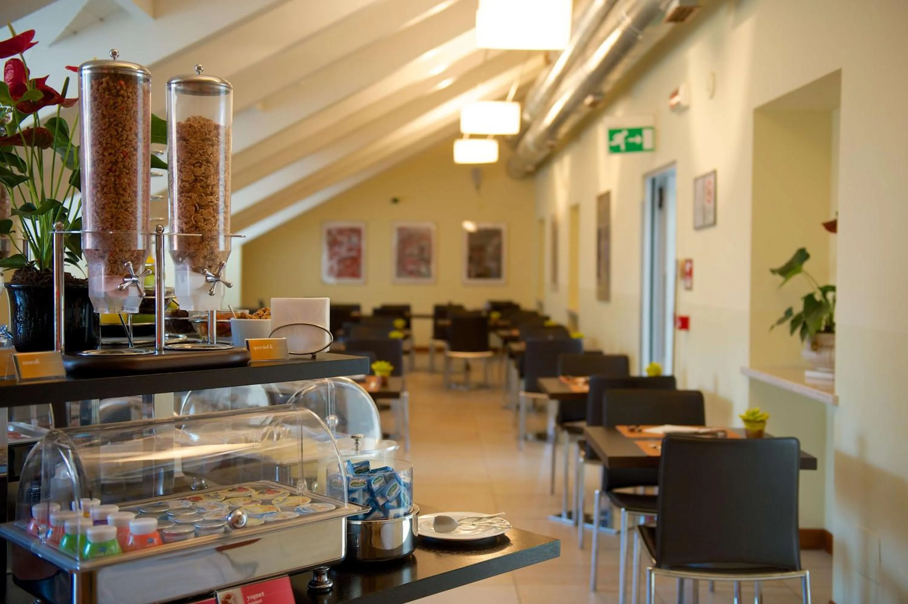 Restaurant/places to eat in Best Western Crystal Palace Hotel