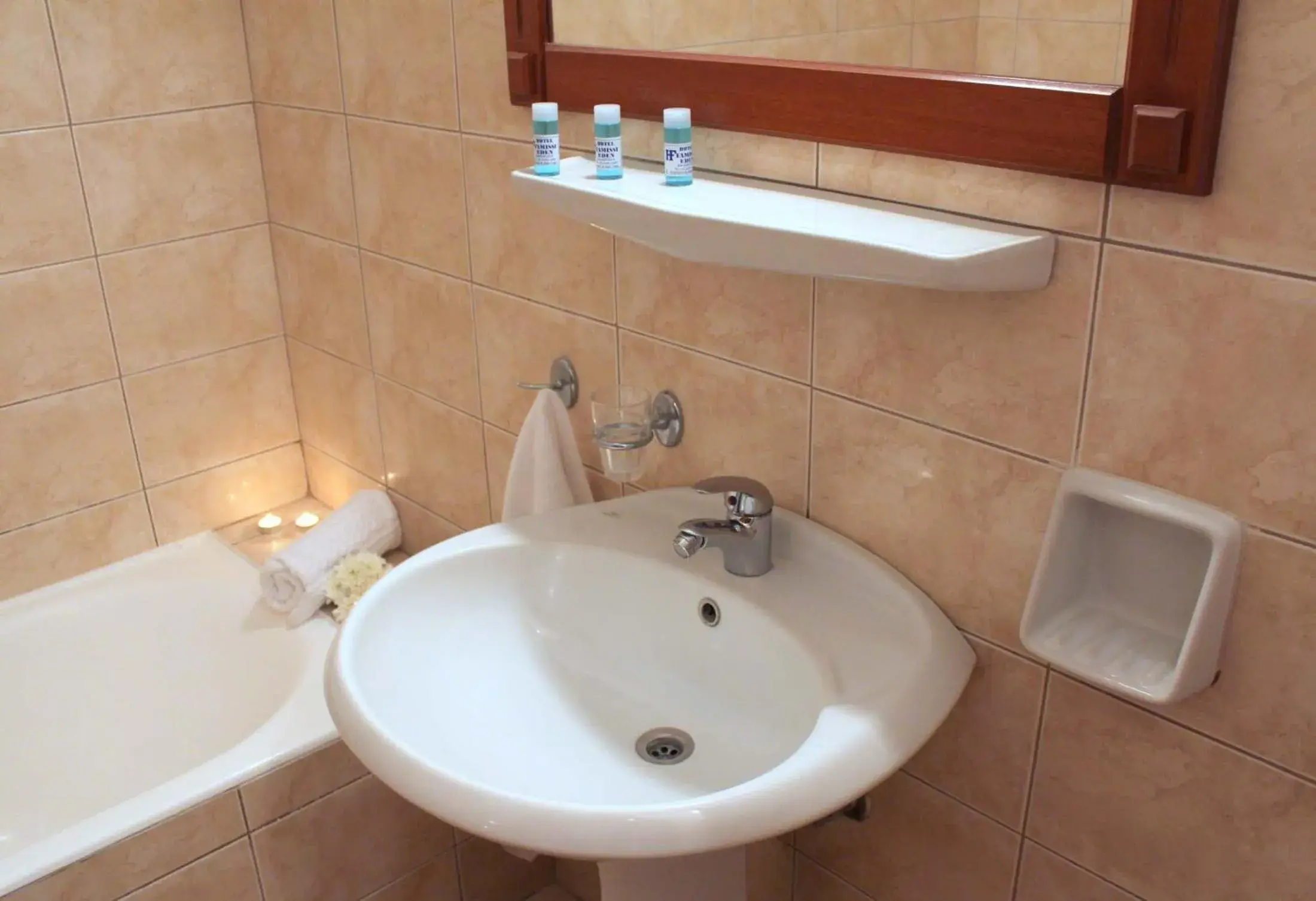 Bathroom in Famissi Eden Hotel