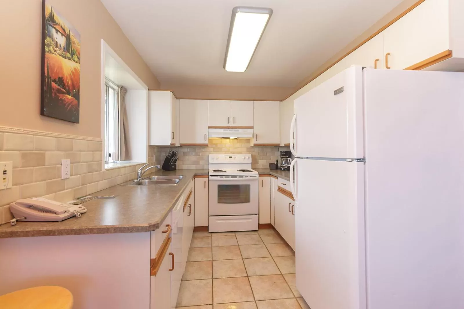 kitchen, Kitchen/Kitchenette in The Cedarwood Inn & Suites
