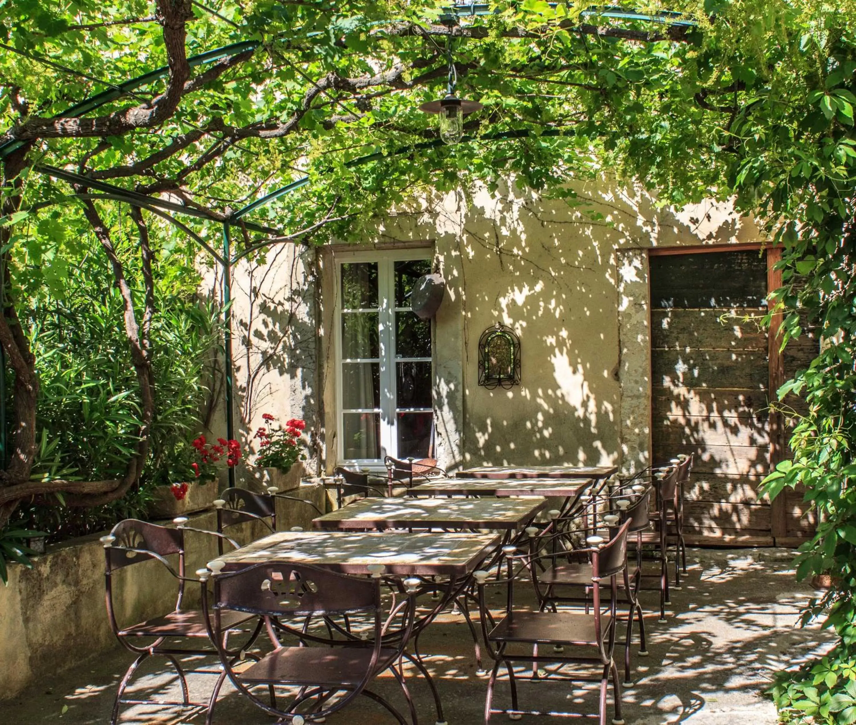 Patio in Les Carmes and spa