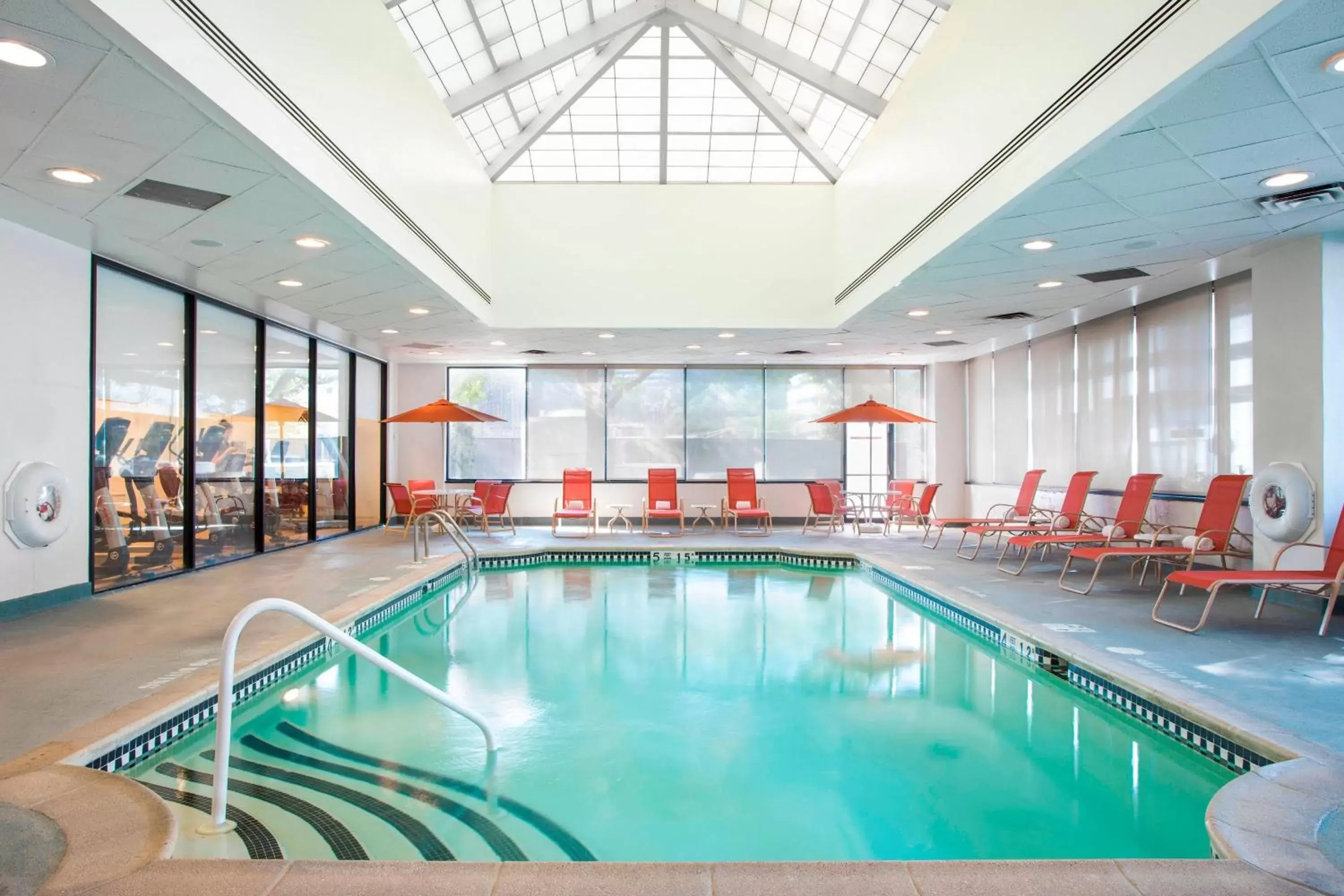 Swimming Pool in Sheraton Lincoln Harbor Hotel