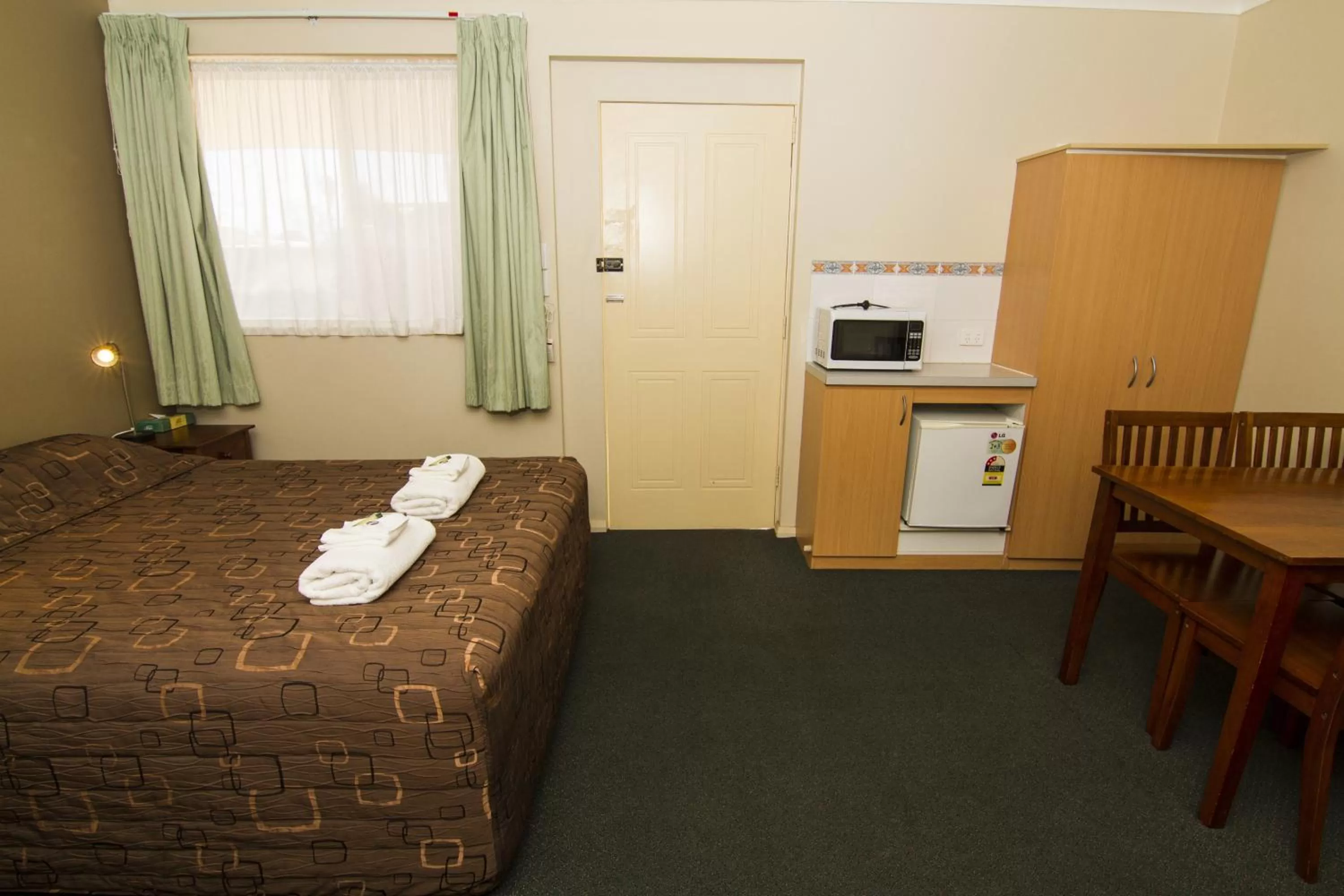 Coffee/tea facilities, Bed in Green Gables Motel