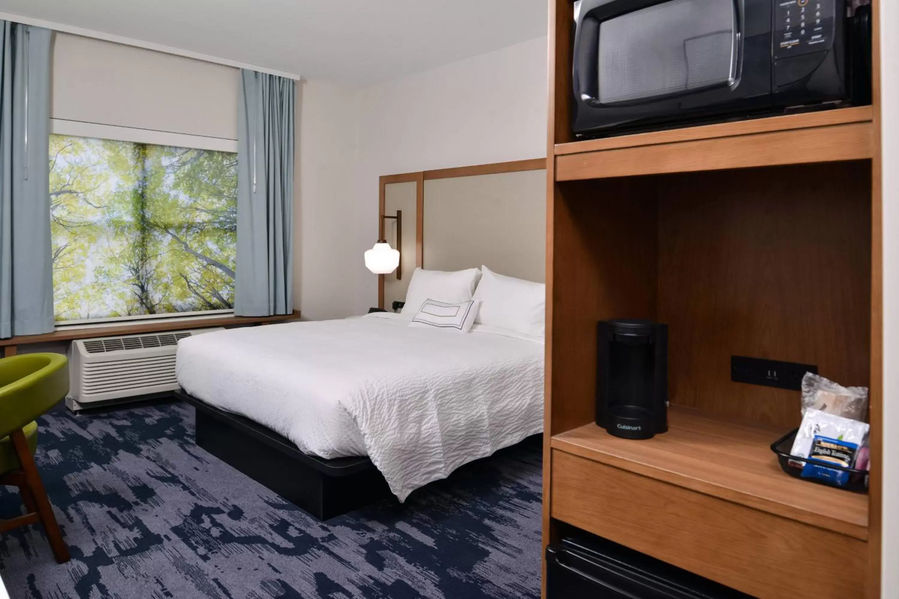 Photo of the whole room, Bed in Fairfield Inn & Suites by Marriott Canton