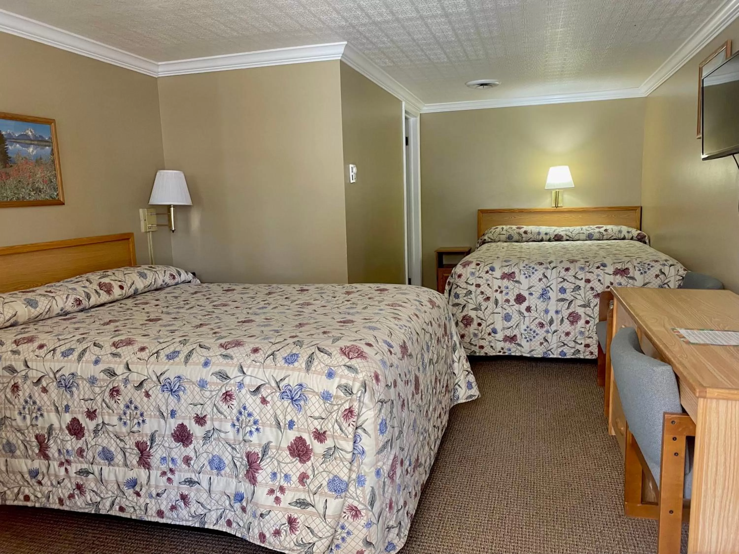 Photo of the whole room, Bed in Greybull Motel