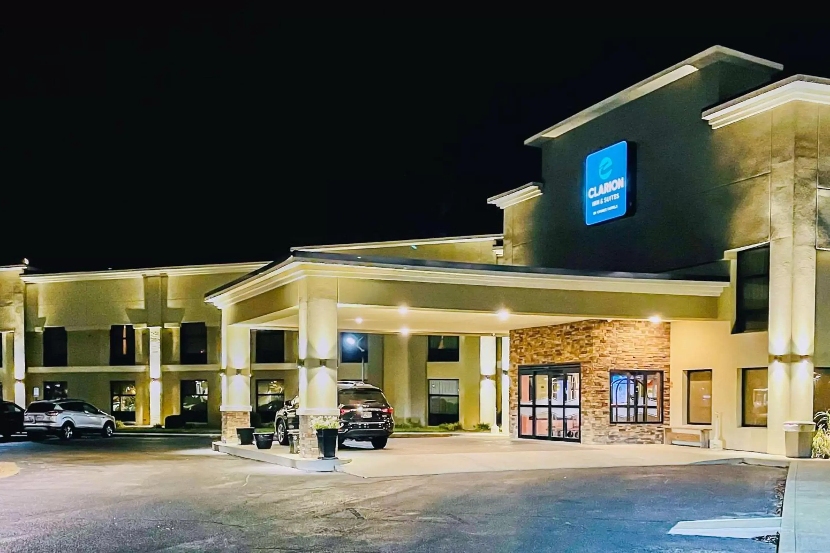 Property Building in Clarion Inn & Suites