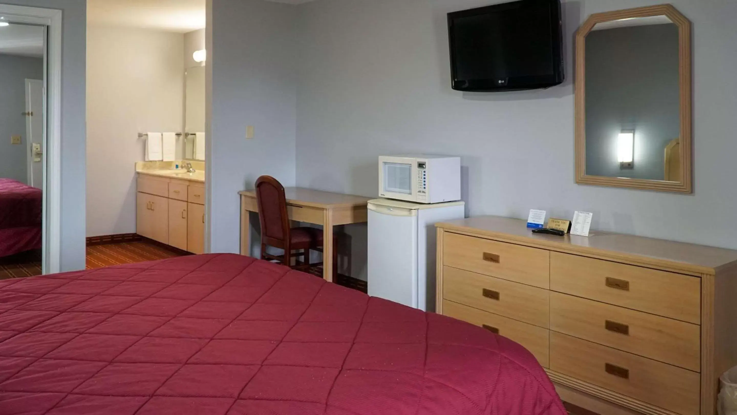 Photo of the whole room, Bed in Rodeway Inn Photo of the whole room, Bed in Rodeway Inn