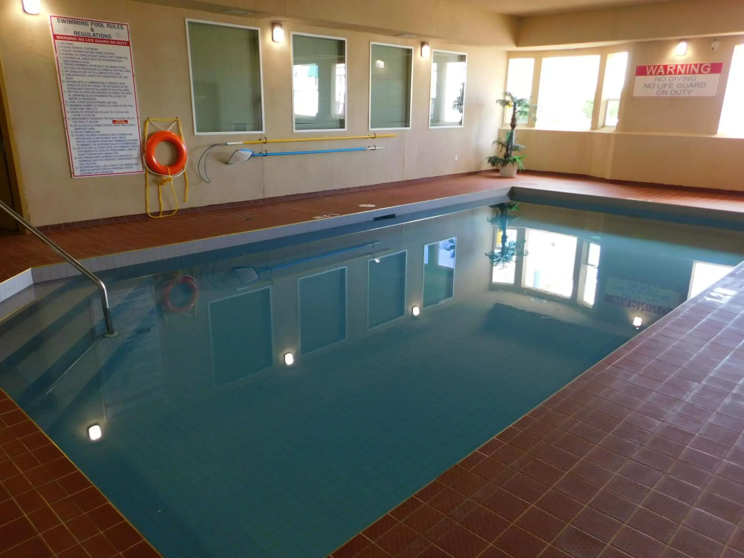 Swimming Pool in Western Budget Motel Leduc #3