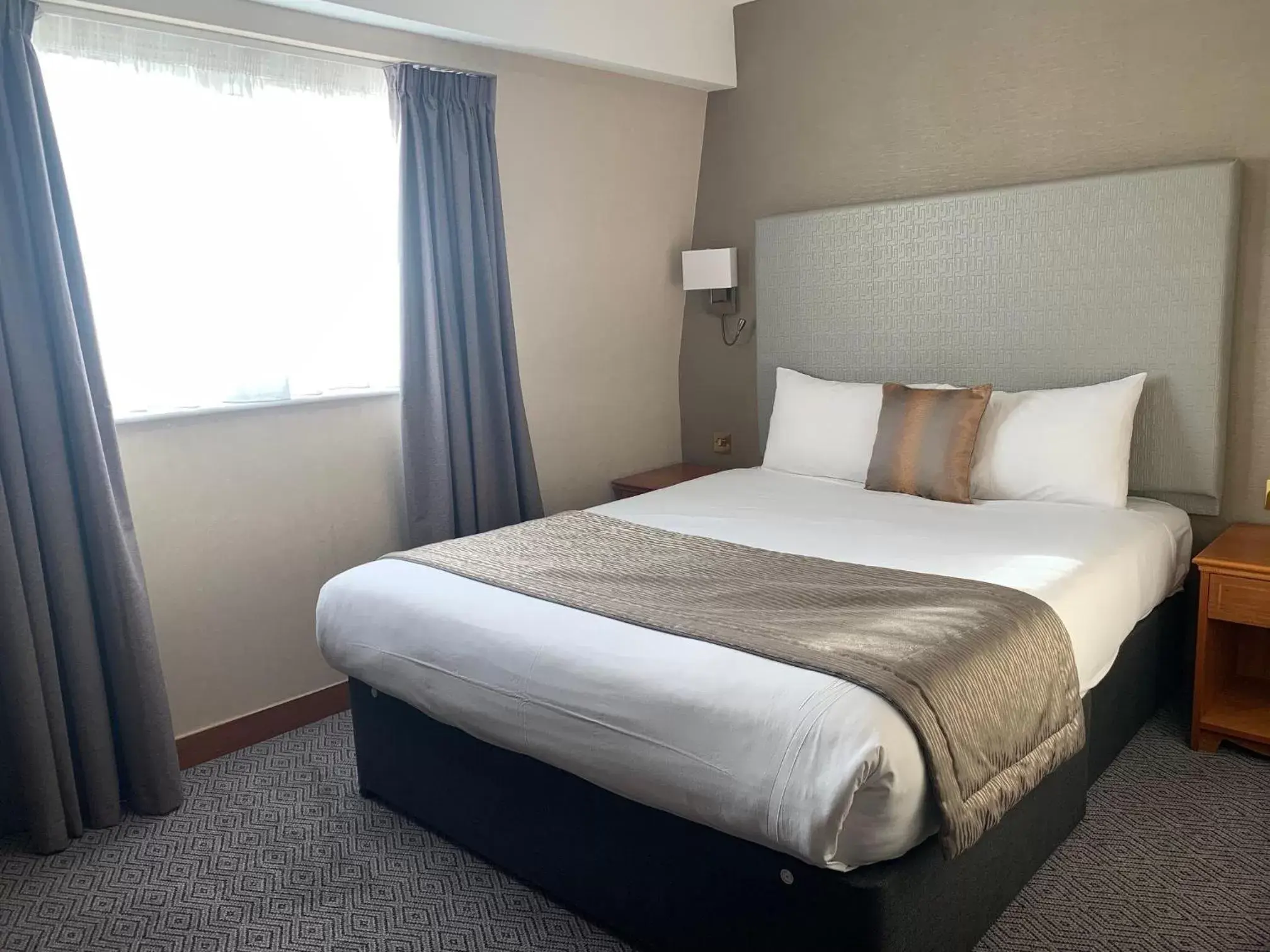 Bedroom, Bed in Savera Hotel South Ruislip