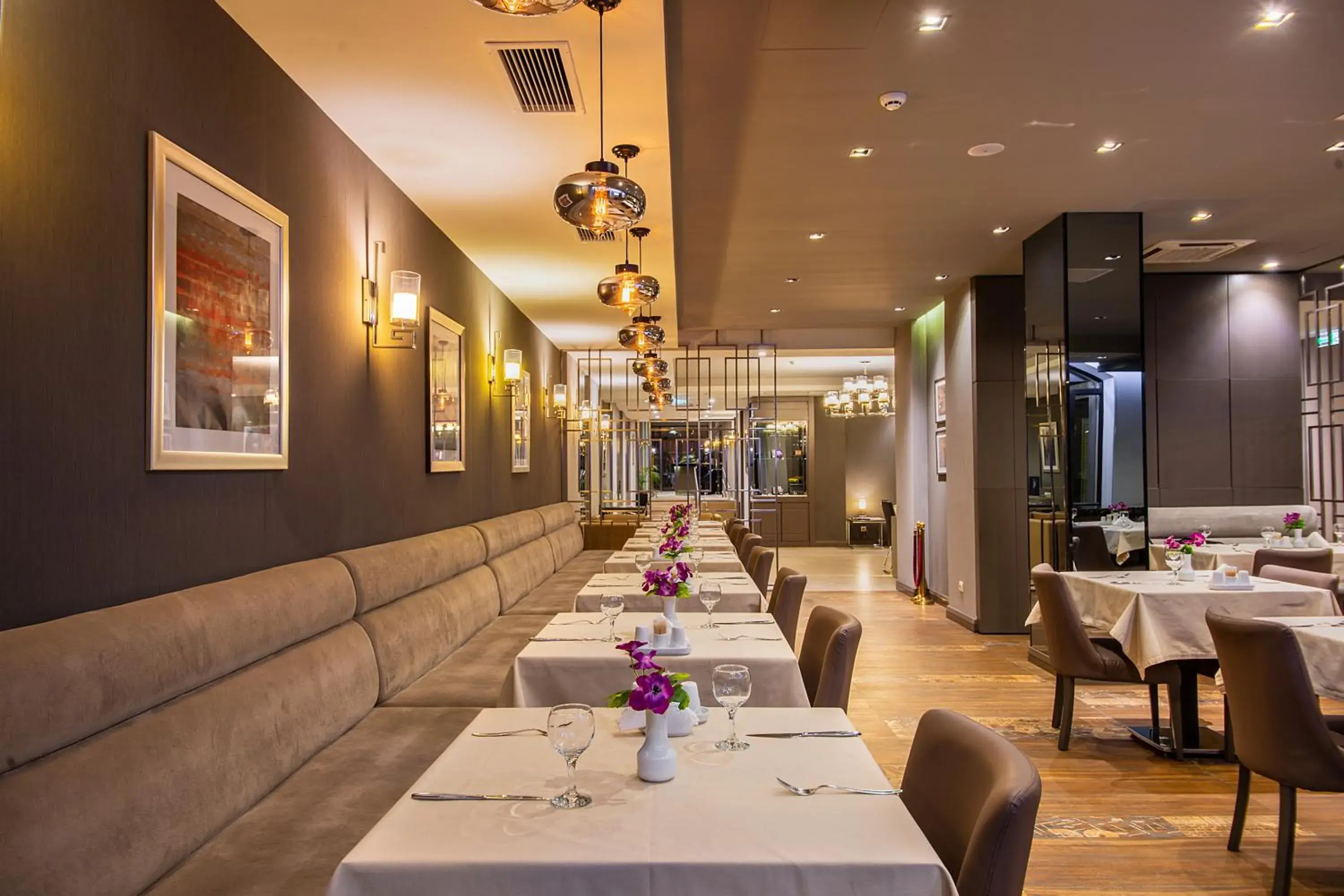 Restaurant/places to eat in City Avenue Hotel Restaurant/places to eat in City Avenue Hotel