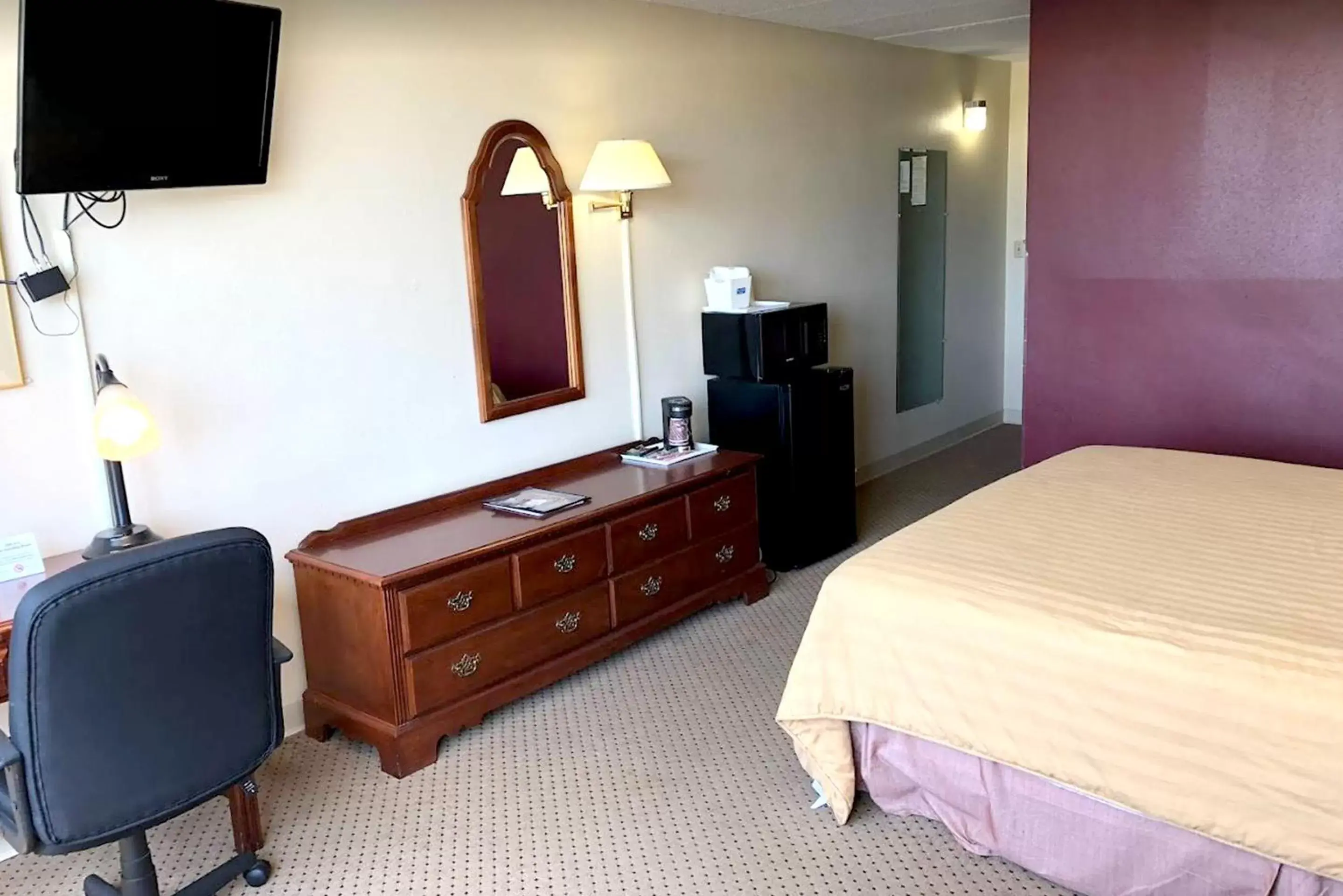 Bed, TV/Entertainment Center in Norwood Inn & Suites Worthington