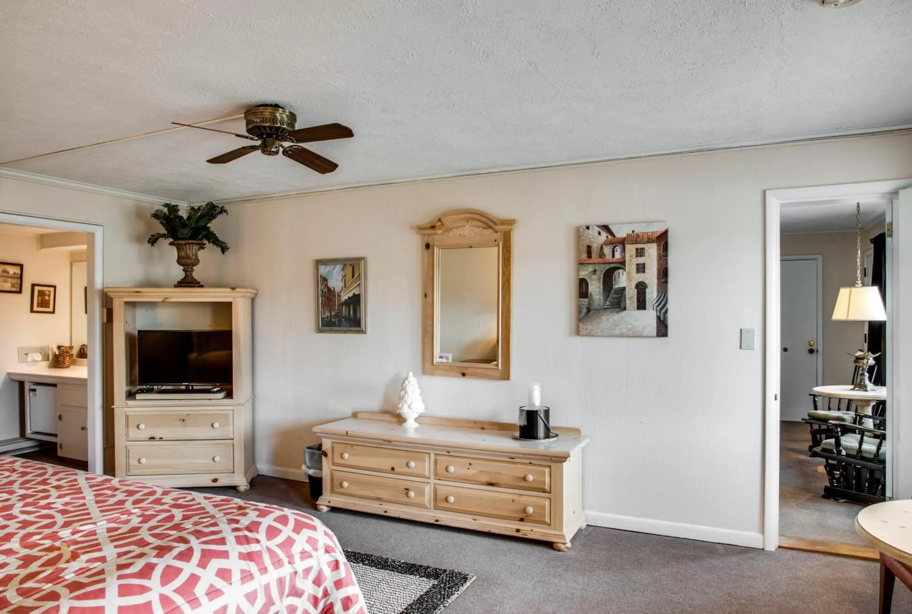 Bedroom, Seating Area in Cliff Dwellers Inn