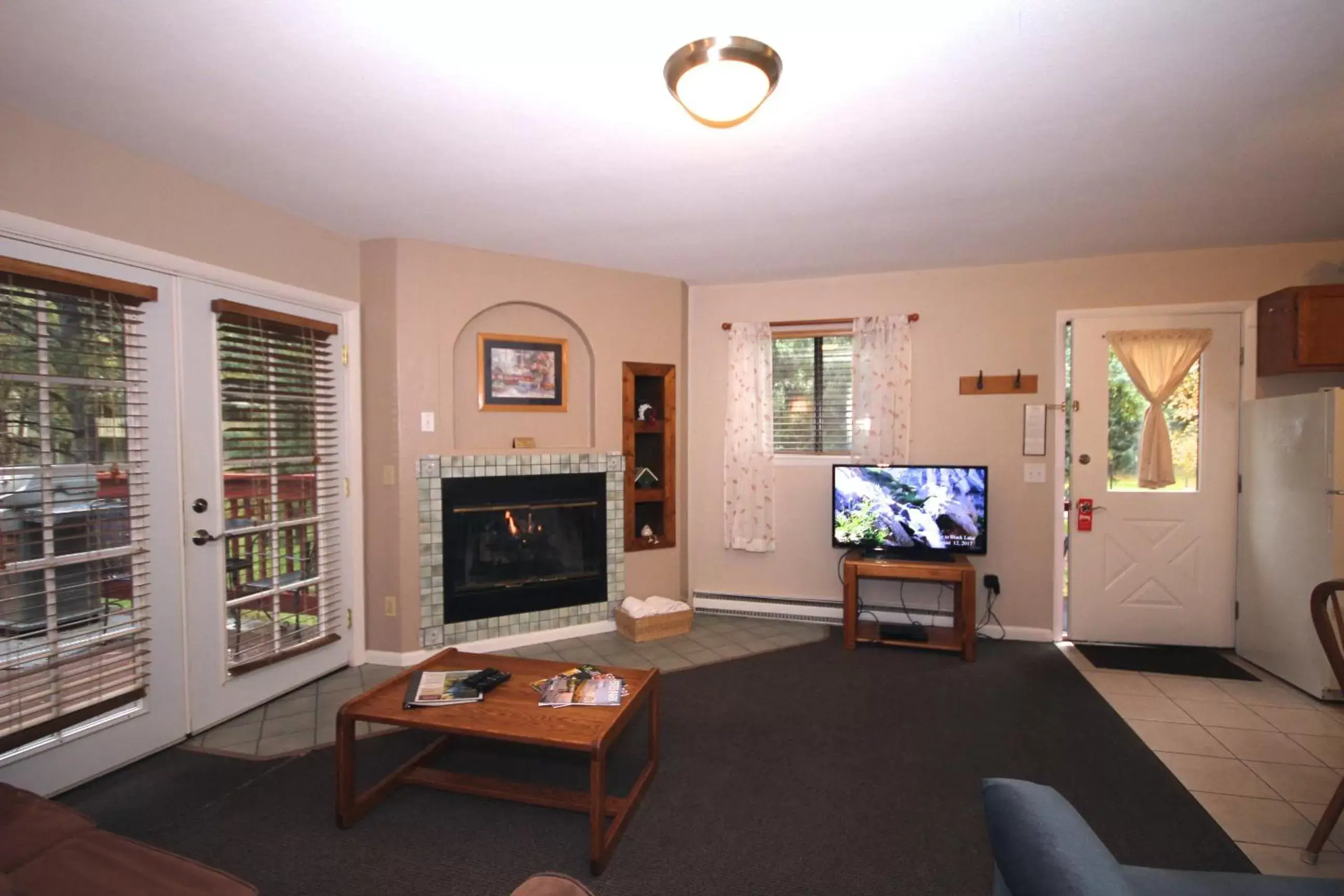 TV and multimedia, Seating Area in Streamside on Fall River