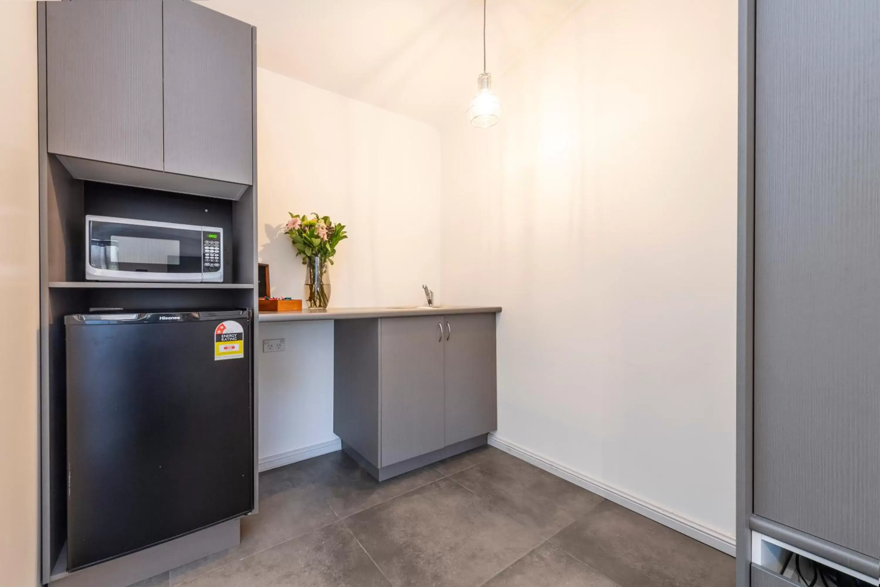 Kitchen/Kitchenette in Fern Bay Motel