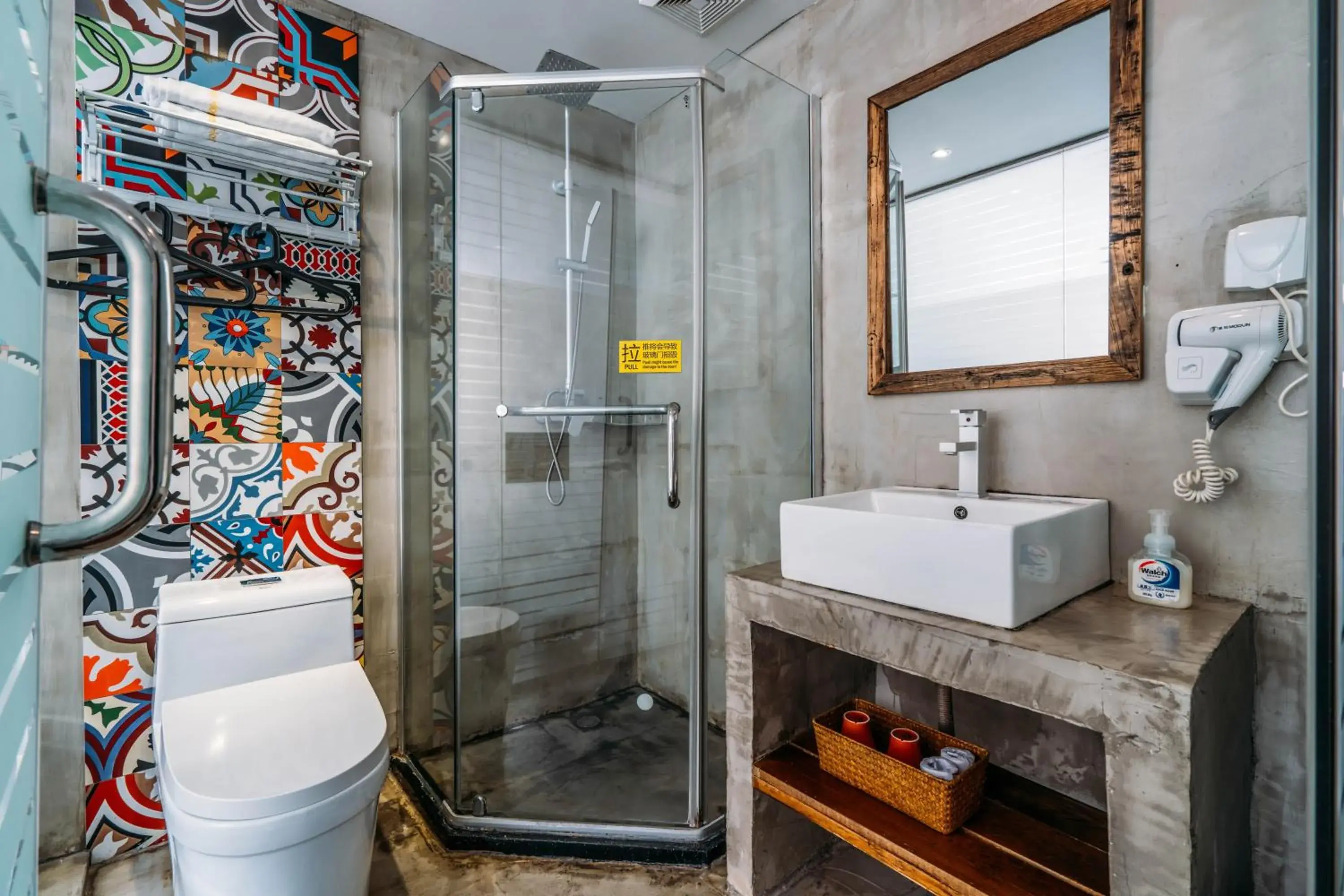 Shower, Bathroom in Chengdu BANG Bar&Hostel （Lazybones hostel）