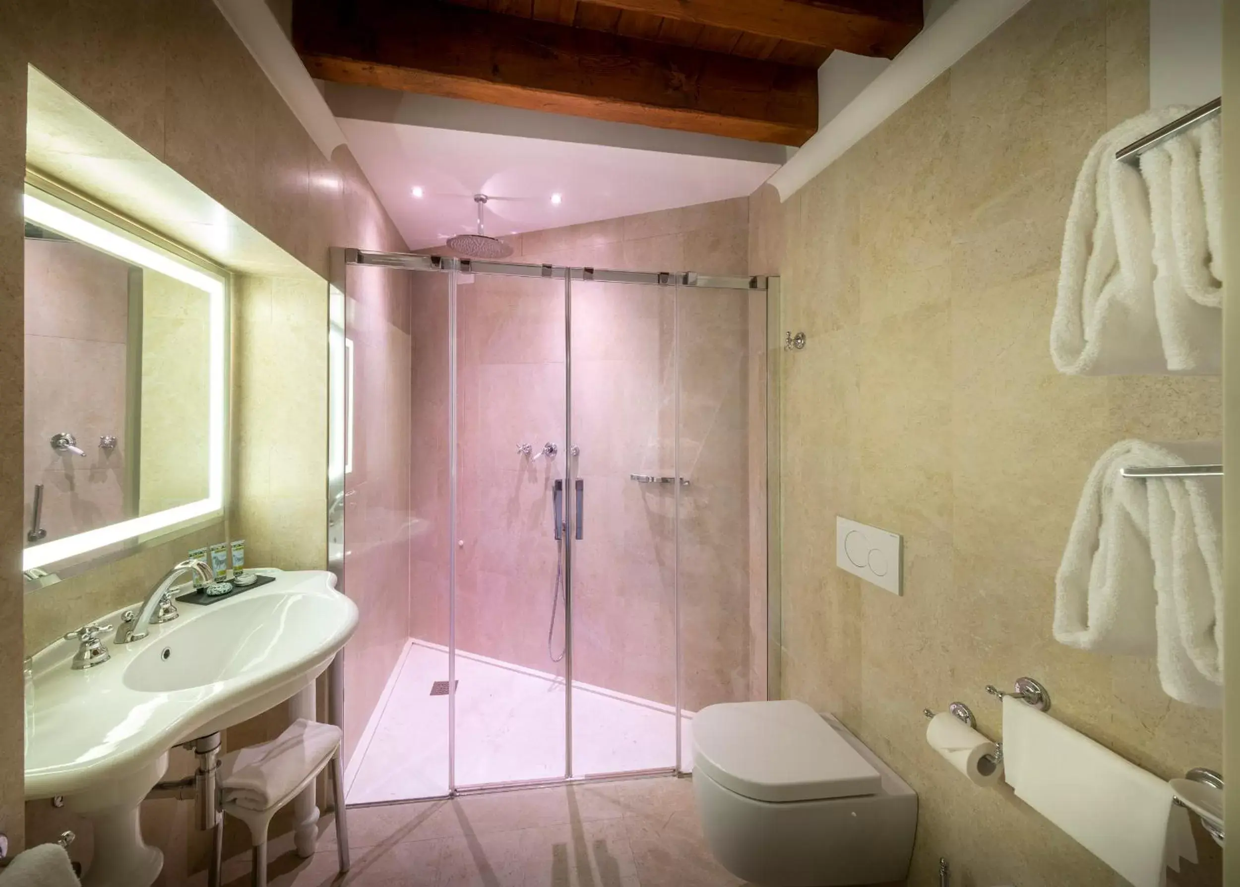 Bathroom in Hotel Villa Barbarich Venice Mestre