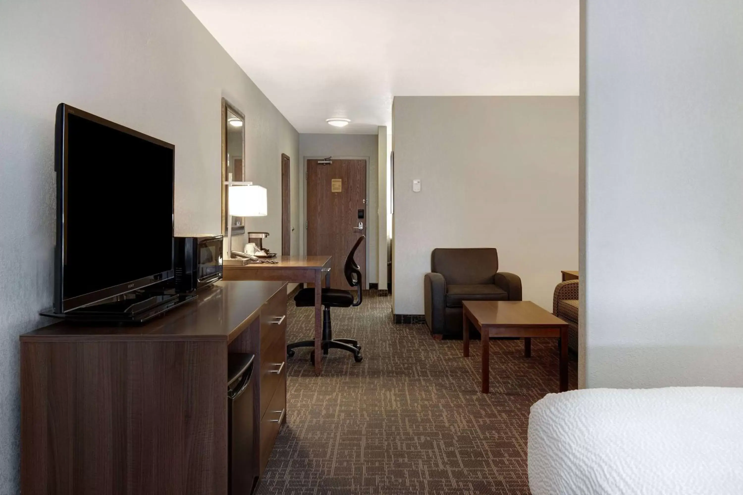 Bed, TV/Entertainment Center in Days Inn & Suites by Wyndham Yorkton