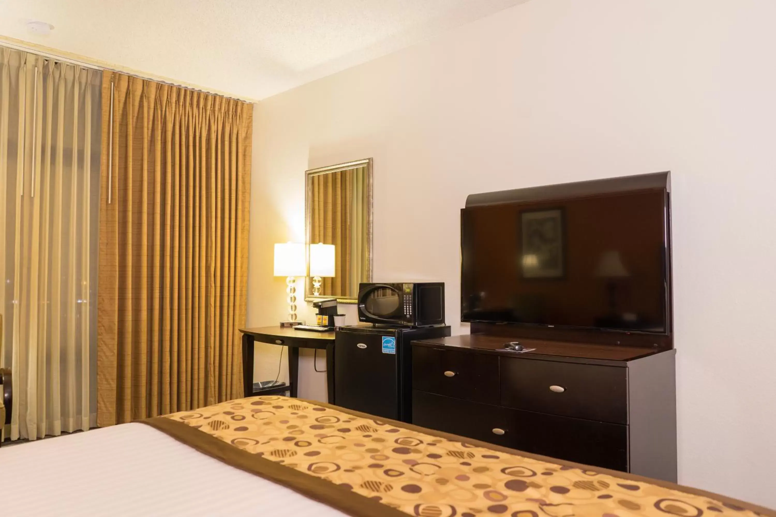 TV and multimedia, TV/Entertainment Center in Oakland Airport Executive Hotel