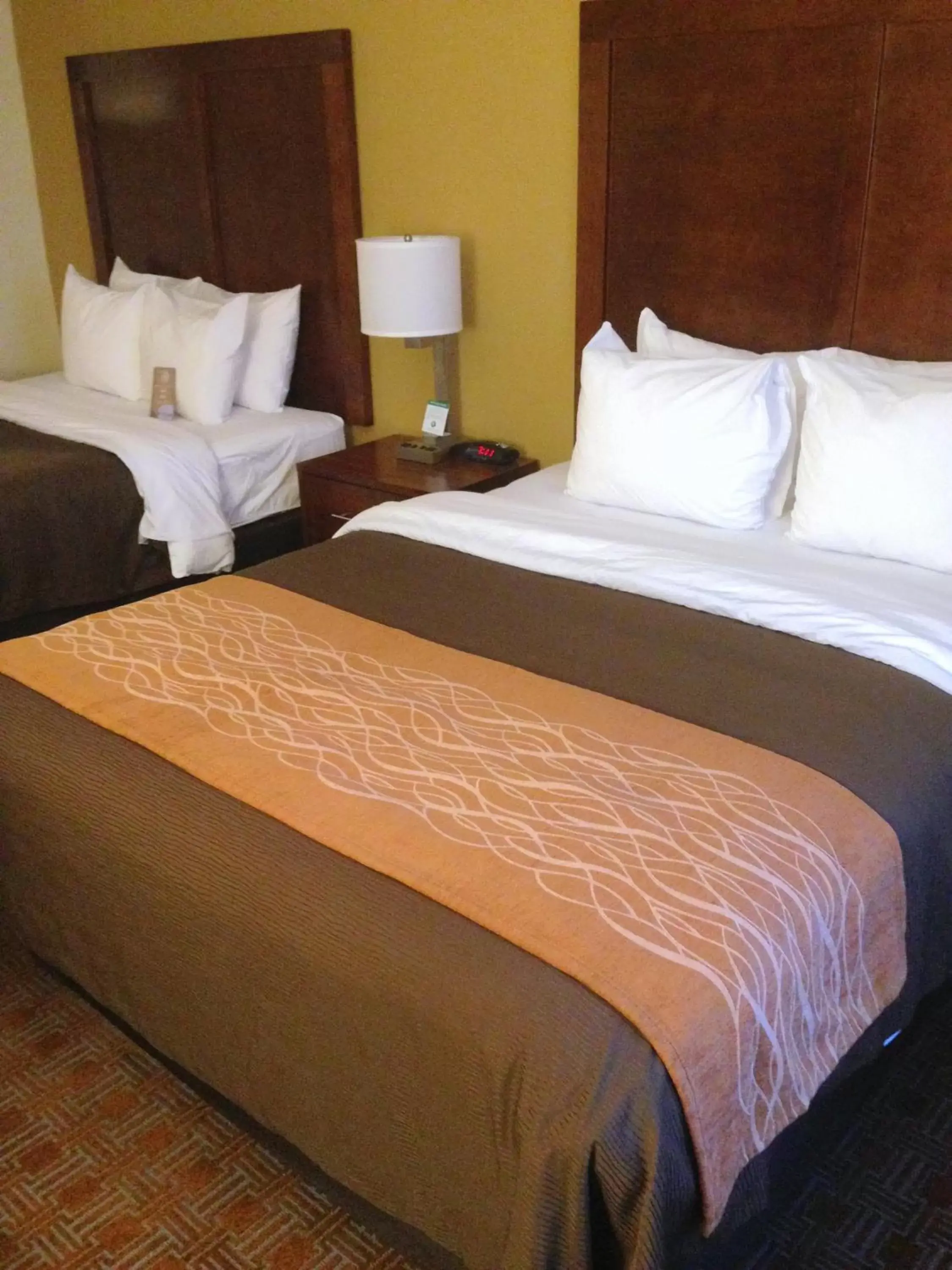 Bed in Comfort Inn & Suites Brattleboro I-91