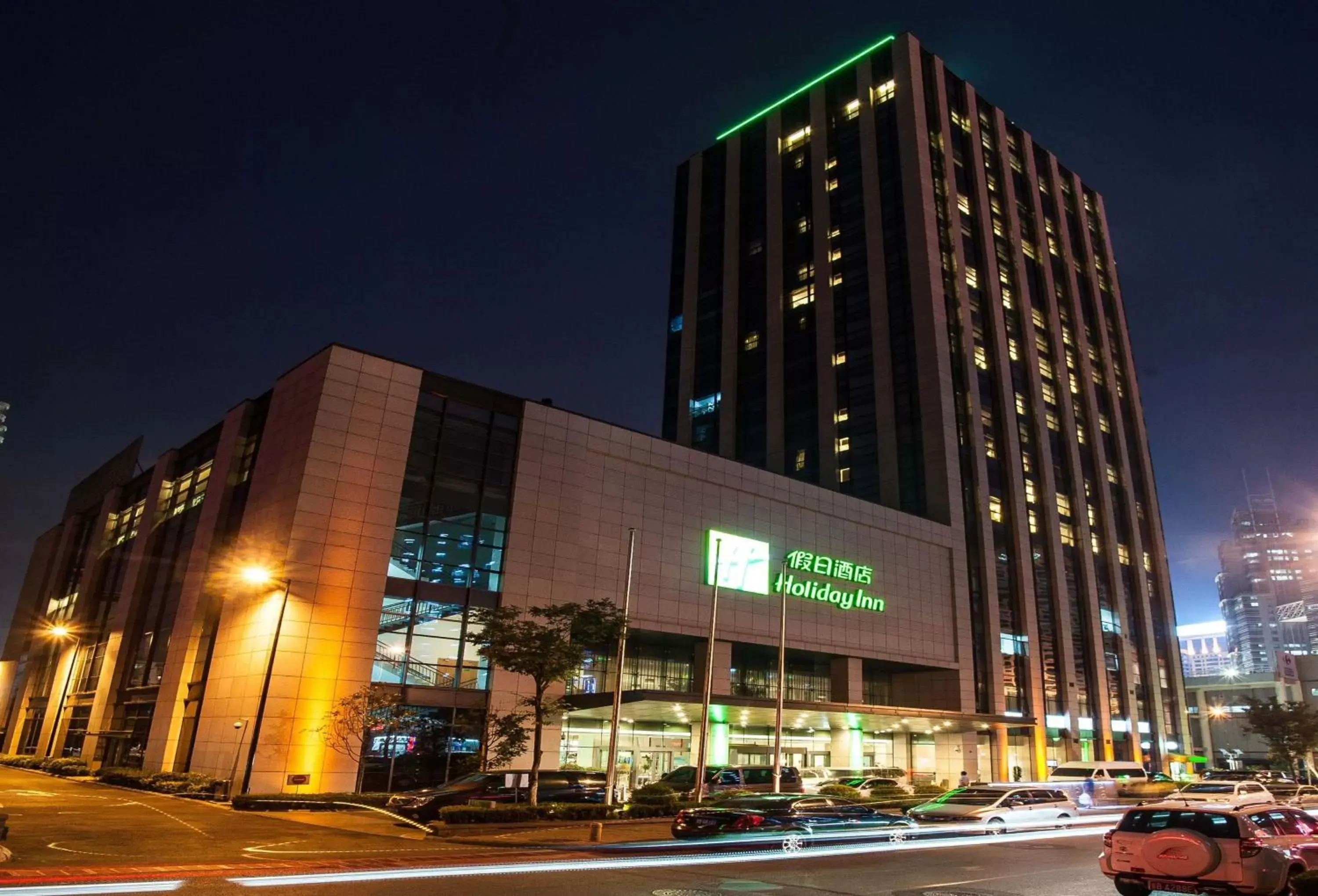 Property Building in Holiday Inn Qingdao City Center, an IHG Hotel - Shopping MALL