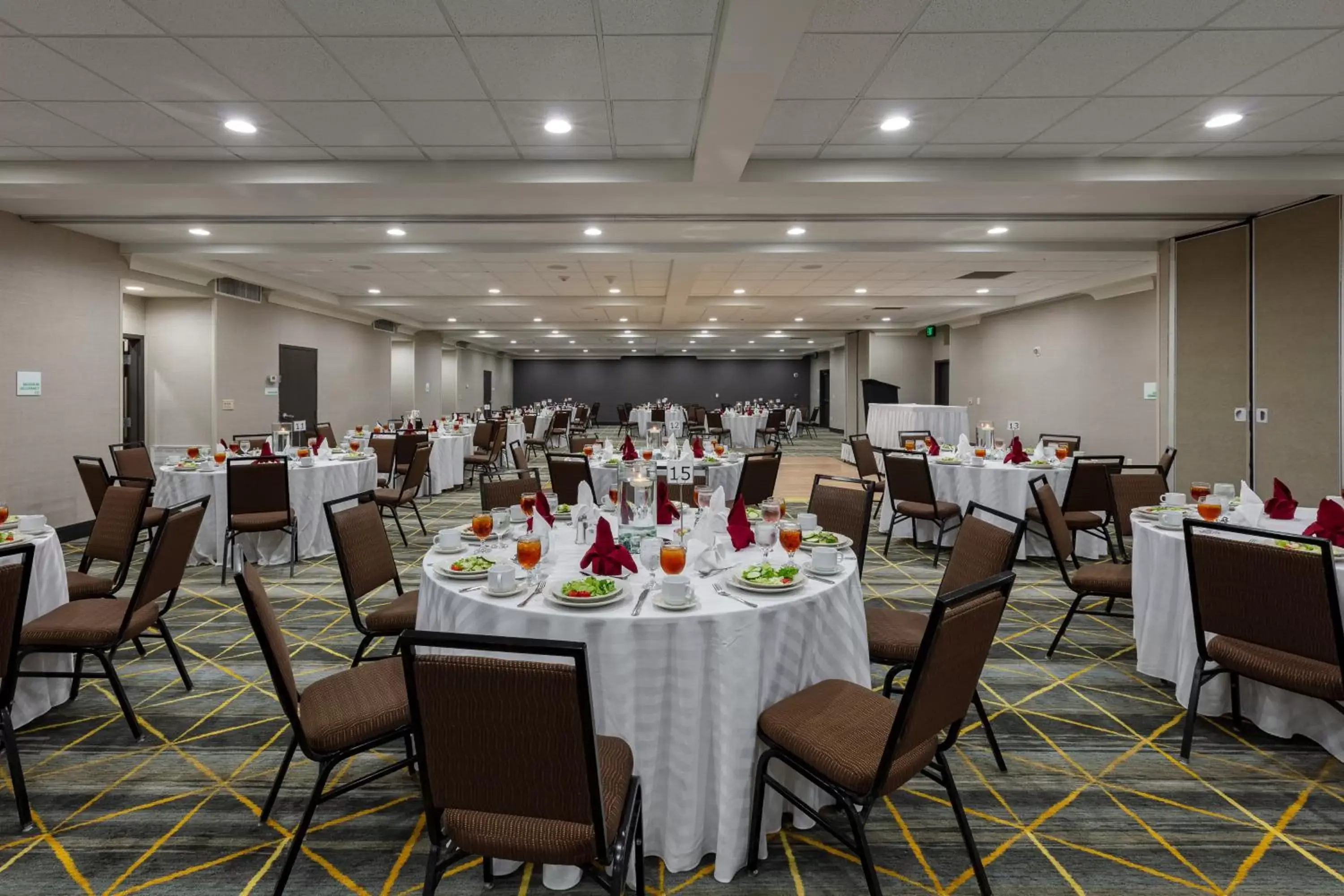 Banquet/Function facilities, Restaurant/Places to Eat in Holiday Inn & Suites Atlanta Airport North, an IHG Hotel